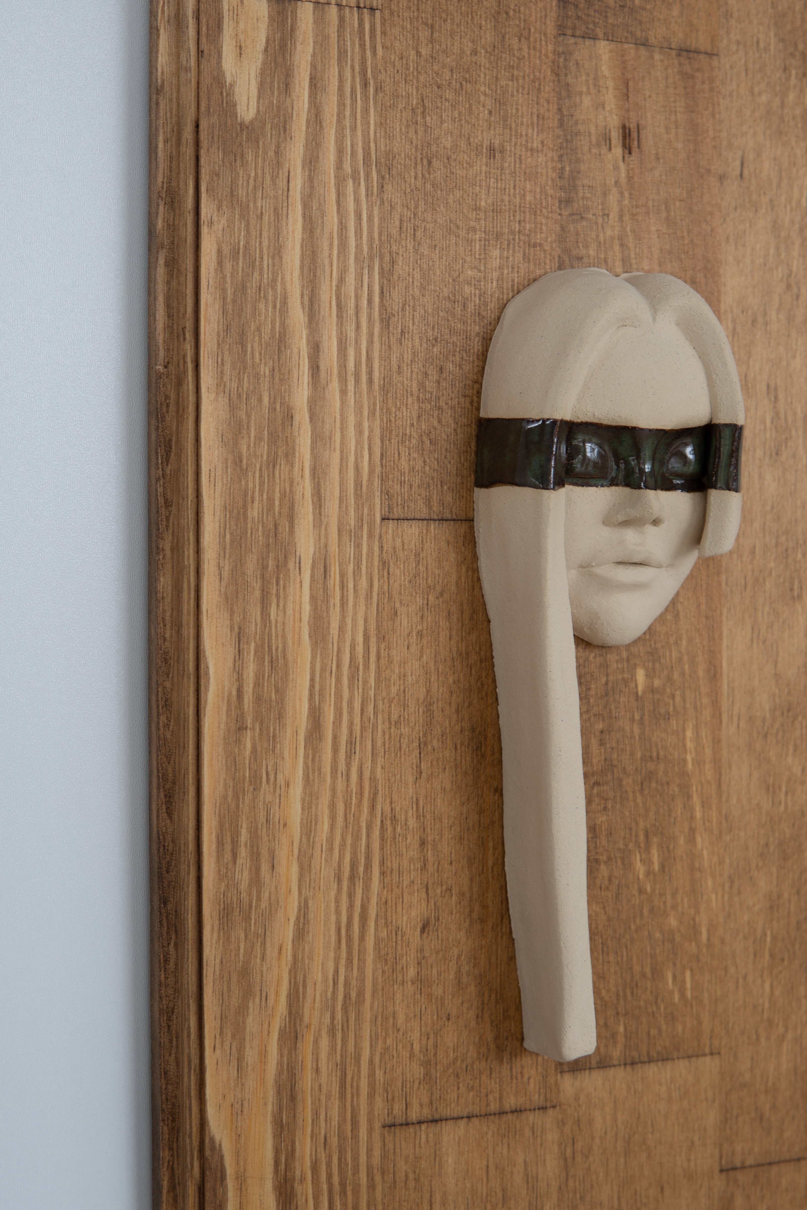 Seramik Bej Rengi Duvar Heykeli Ahşap Zemin – Minimal Yüz