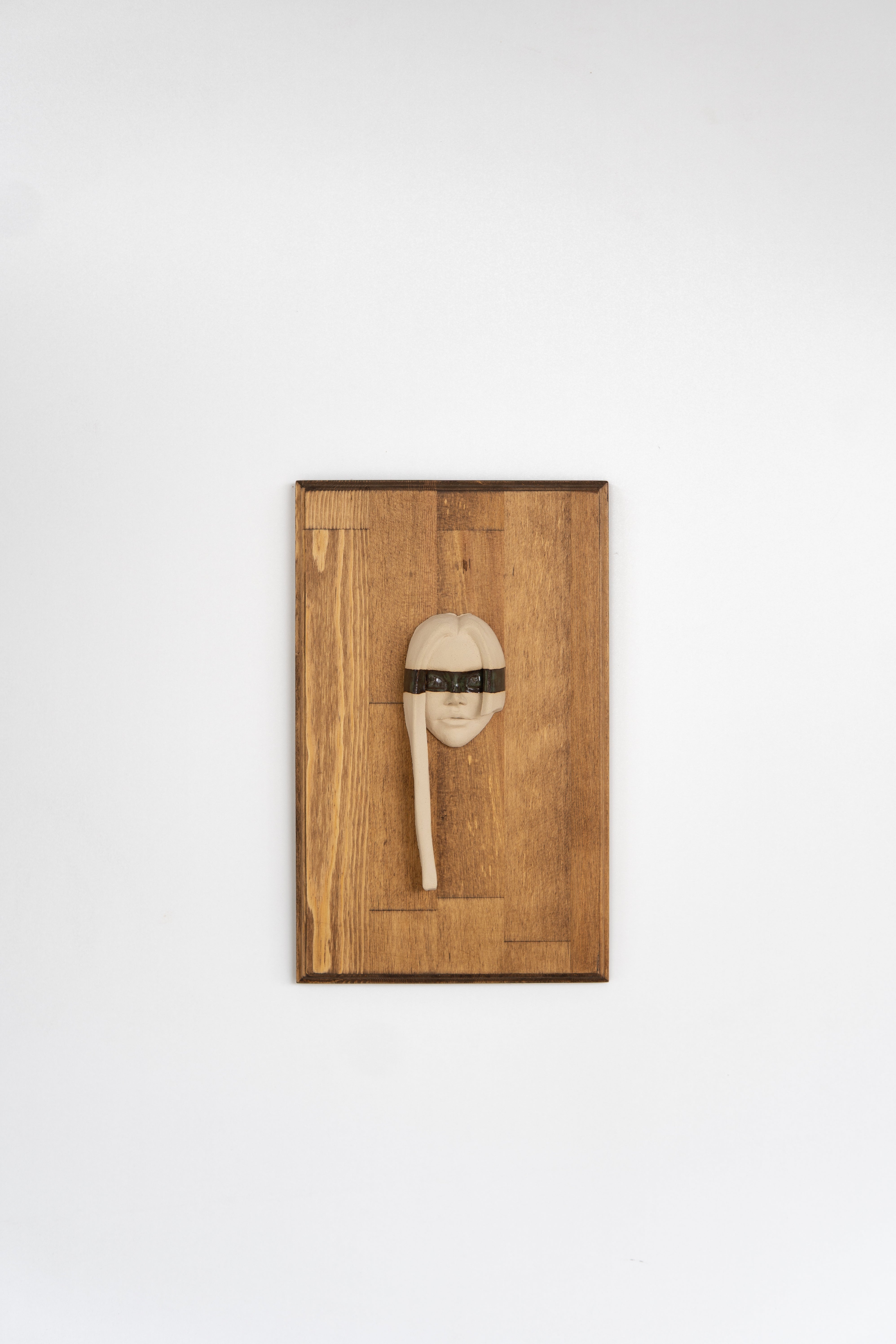 Seramik Bej Rengi Duvar Heykeli Ahşap Zemin – Minimal Yüz