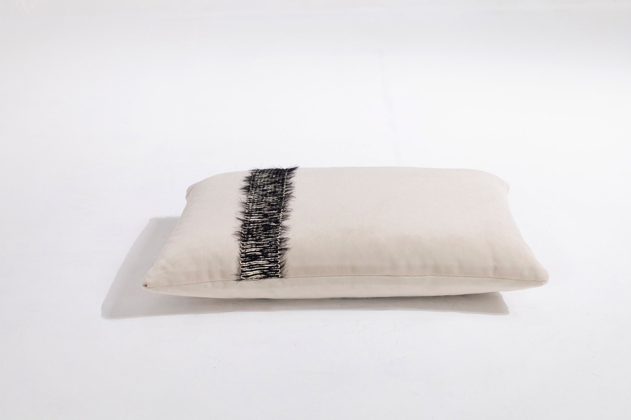 Şerit Detaylı Krem Kadife Kırlent