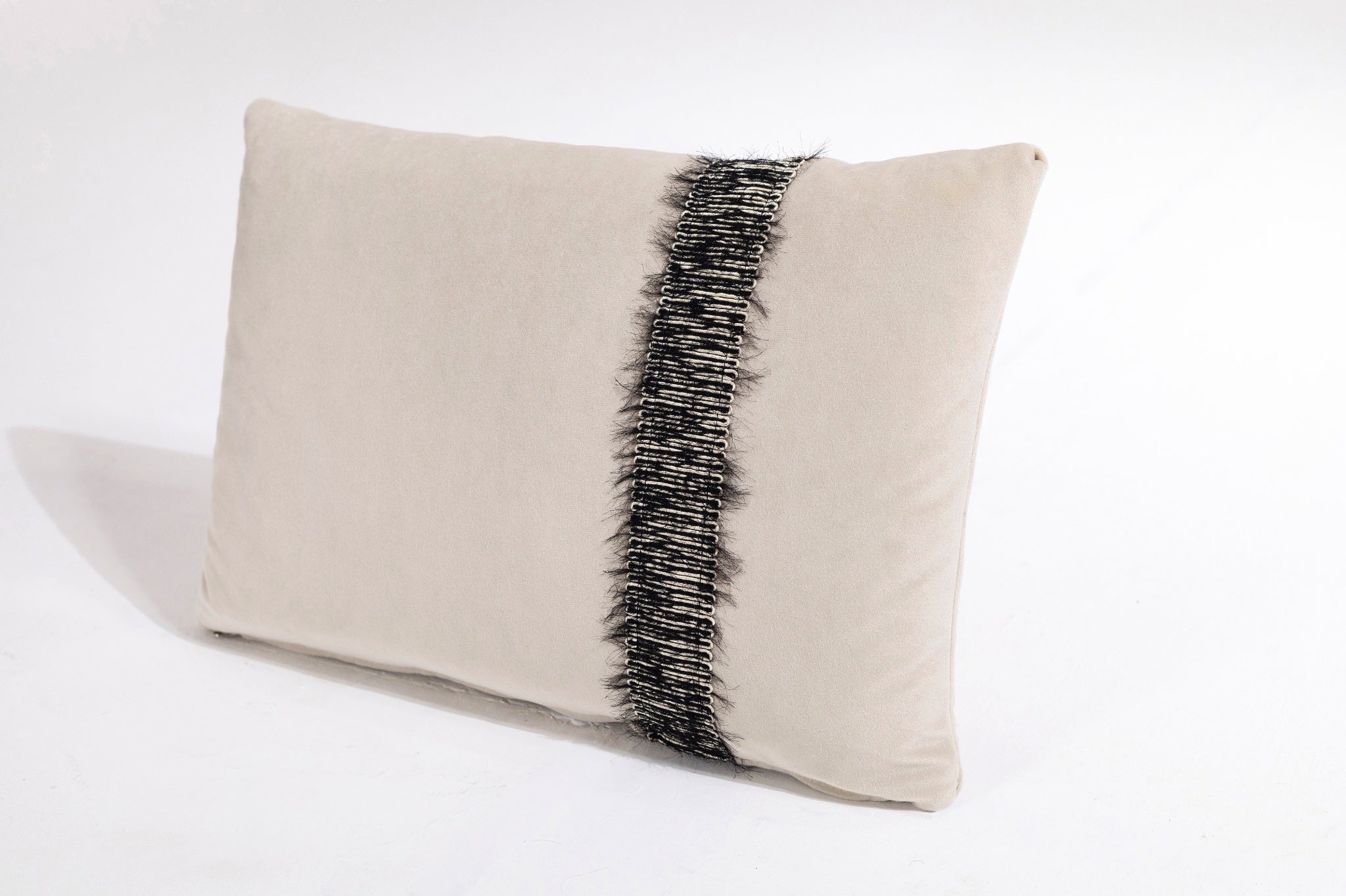 Şerit Detaylı Krem Kadife Kırlent