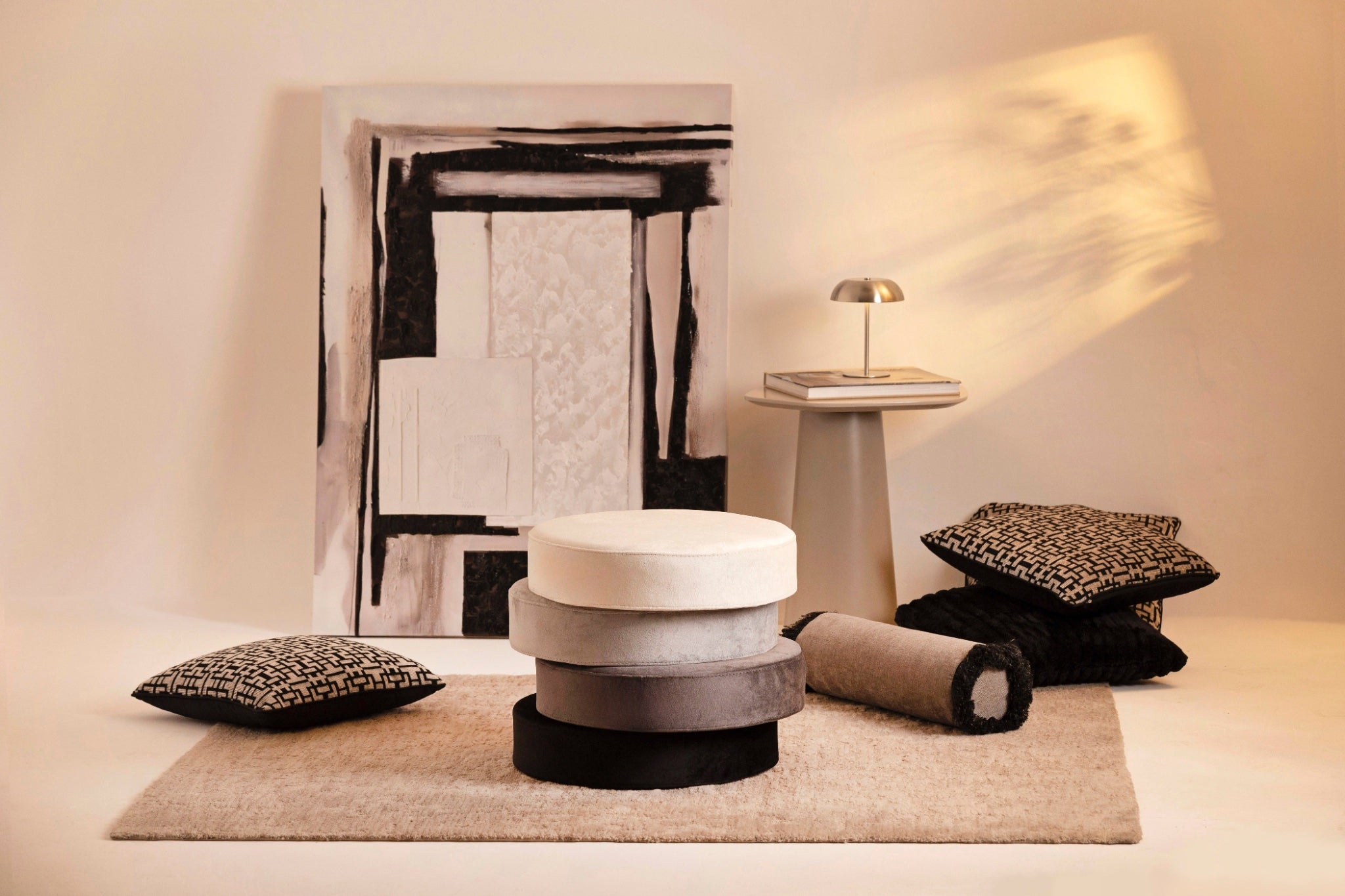 Siyah Kenar Detaylı Gri Şönil Silindir Kırlent