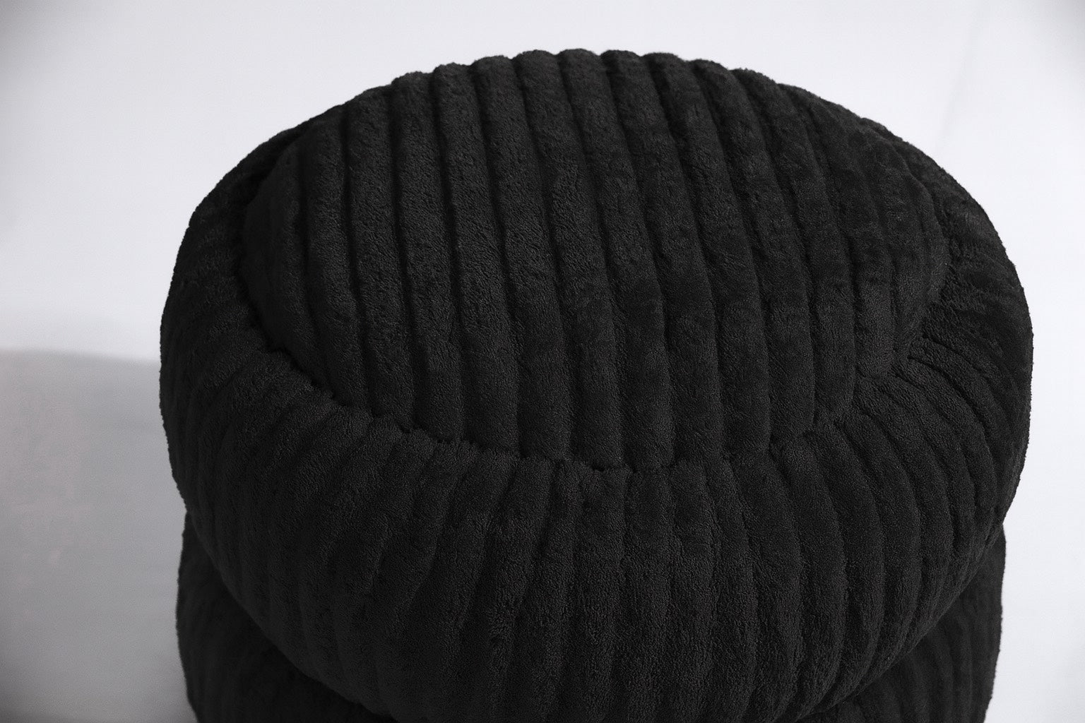 Strato Siyah Şerit Detaylı Yuvarlak Puf