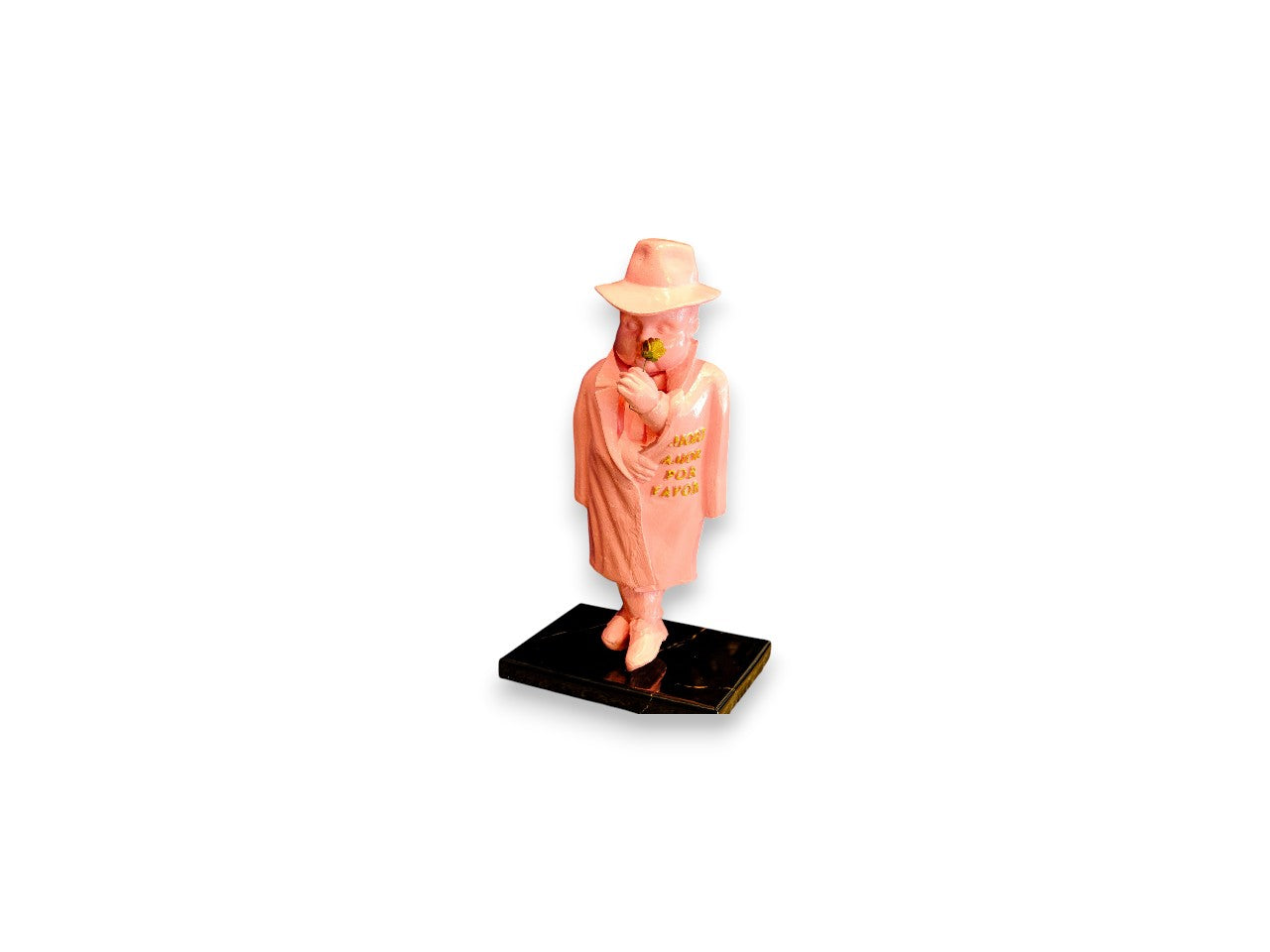 Takım Elbiseli Pembe Heykel