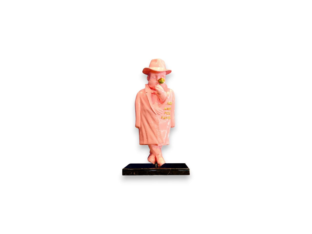 Takım Elbiseli Pembe Heykel