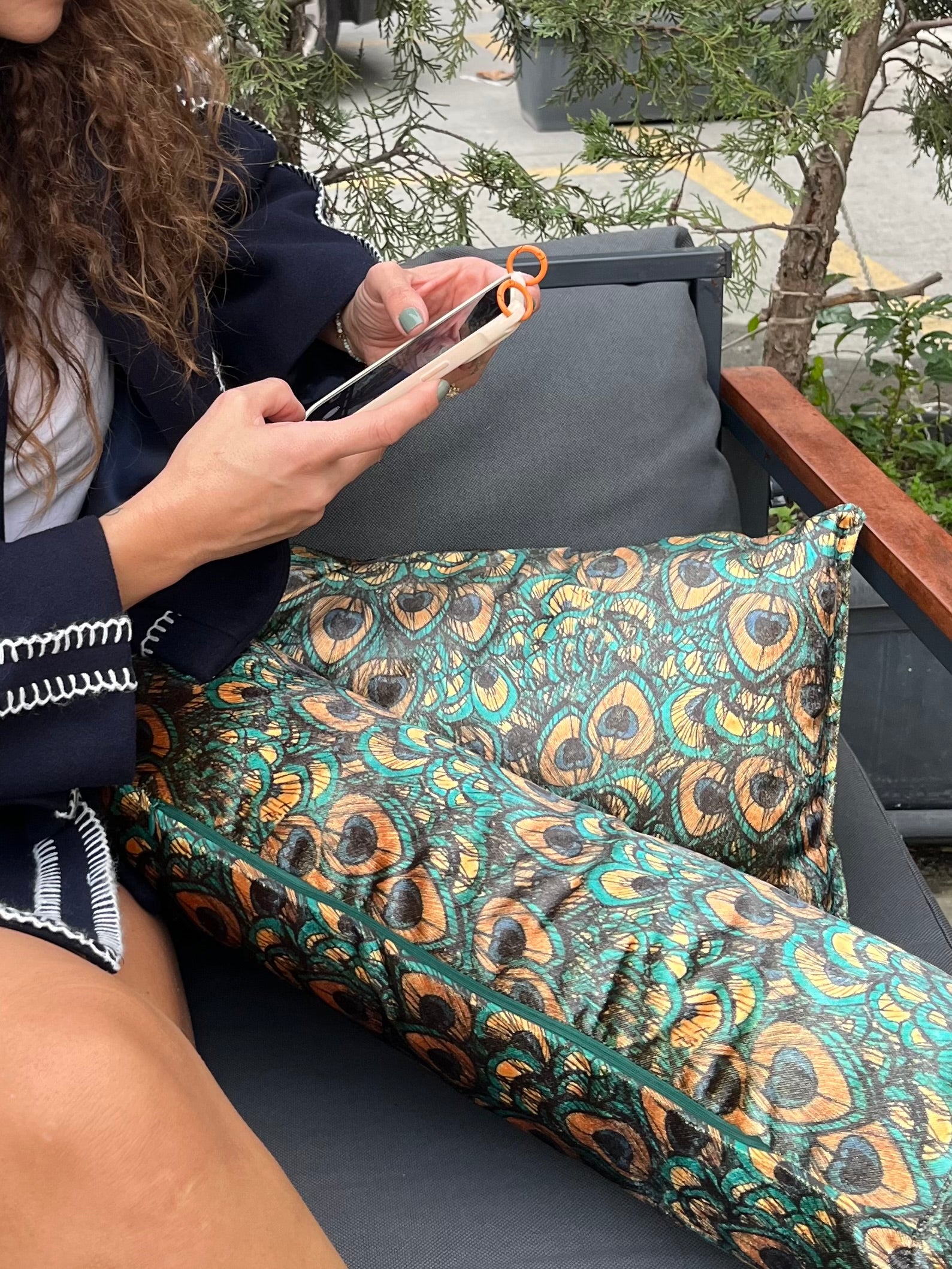 Tavus Kuşu Fısıltısı, Dolgulu Kadife Yastık