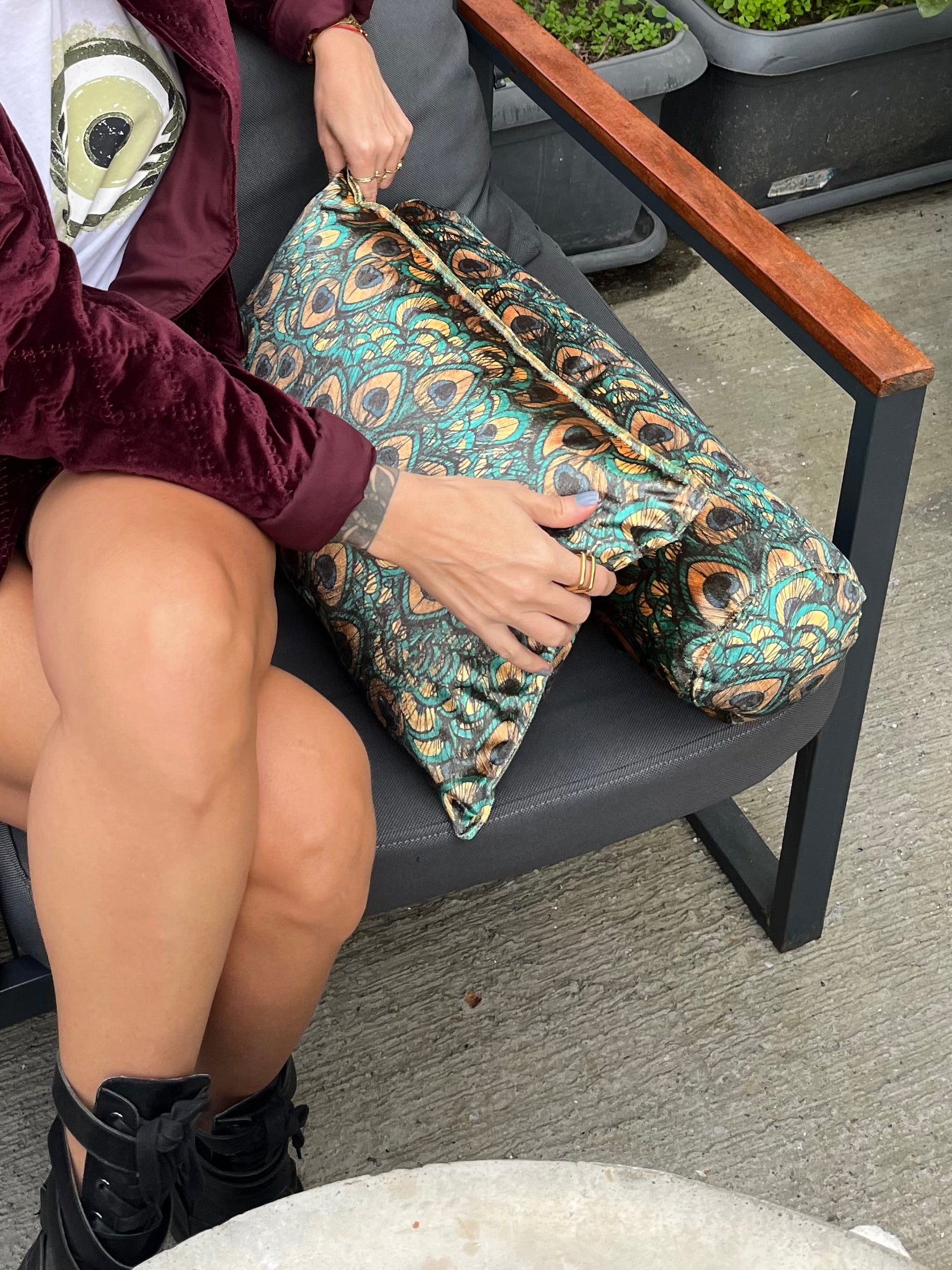 Tavus Kuşu Fısıltısı, Dolgulu Kadife Yastık