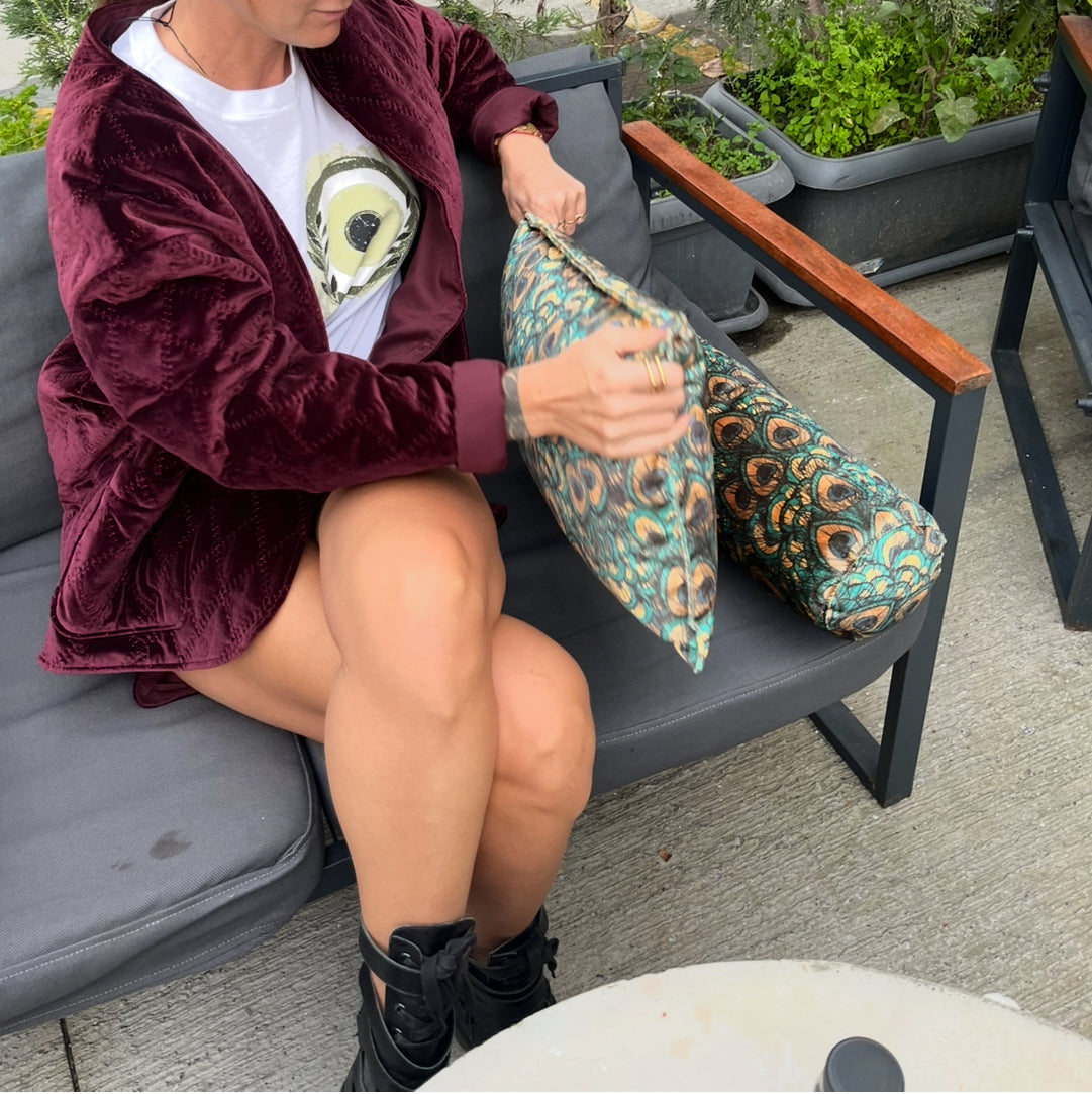 Tavus Kuşu Fısıltısı, Dolgulu Kadife Yastık