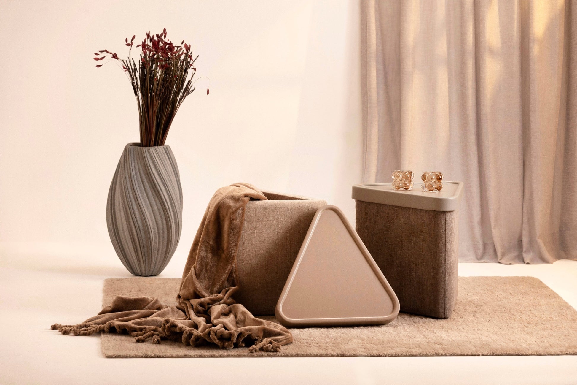 Trivio Lake Saklama Alanlı Gri Üçgen Yan Sehpa