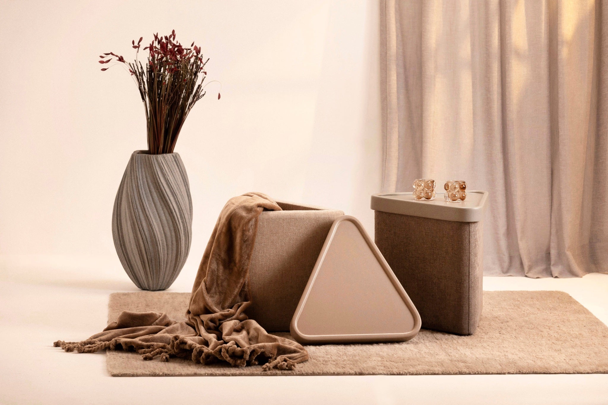 Trivio Lake Saklama Alanlı Gri Üçgen Yan Sehpa