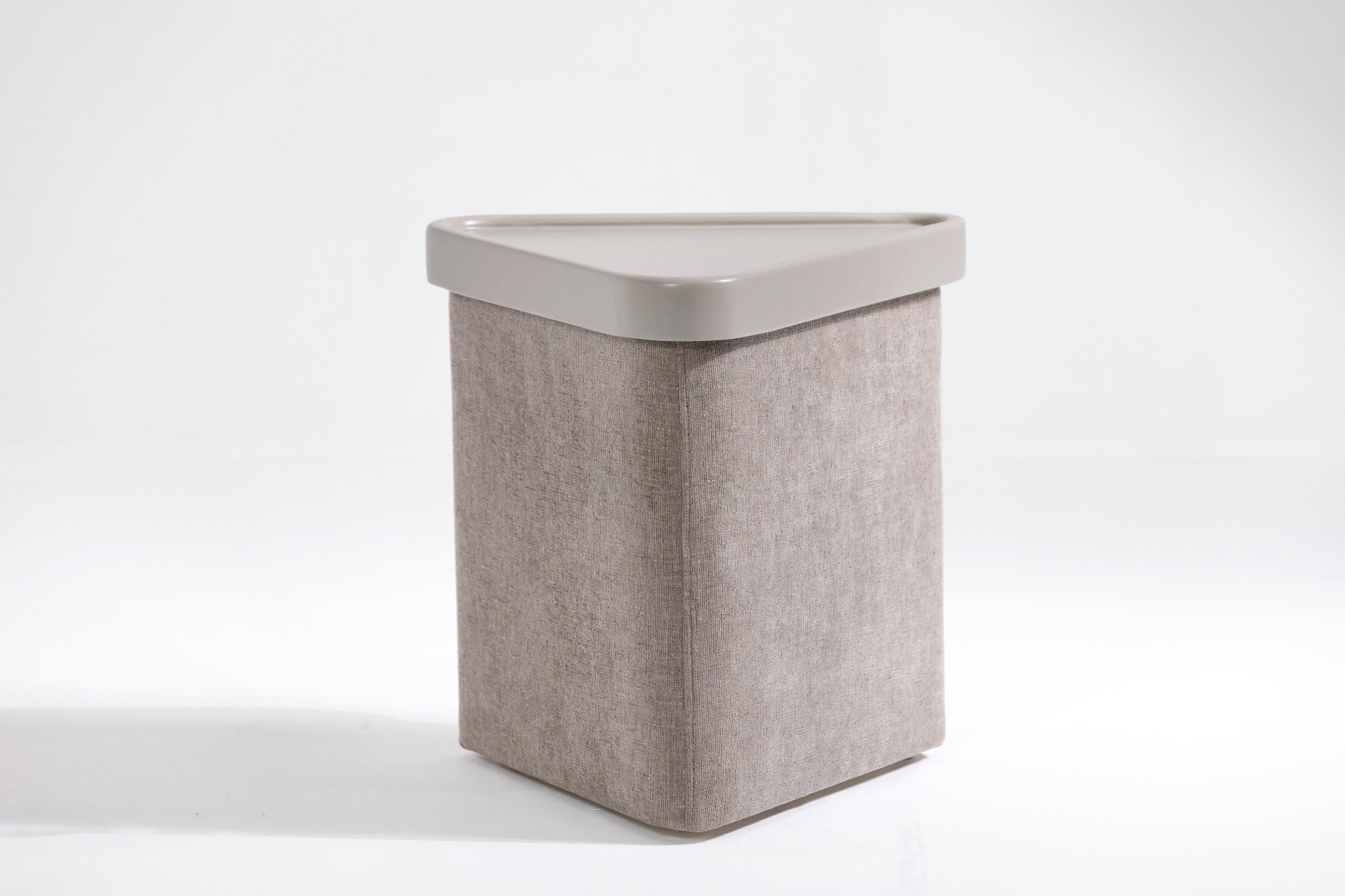 Trivio Lake Saklama Alanlı Gri Üçgen Yan Sehpa