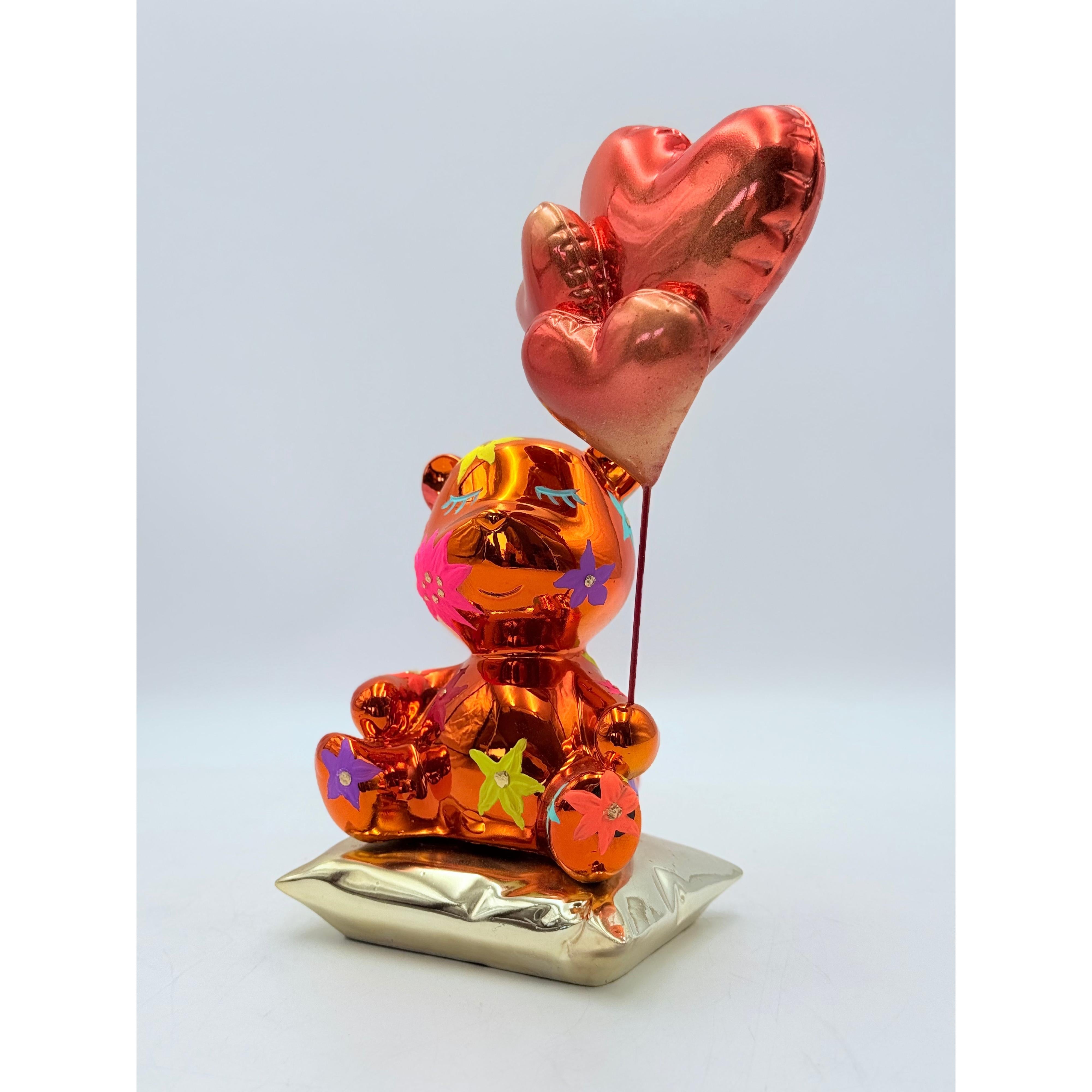 Turuncu Krom Ayı Heykeli – Kalp Balonlu Özel Tasarım