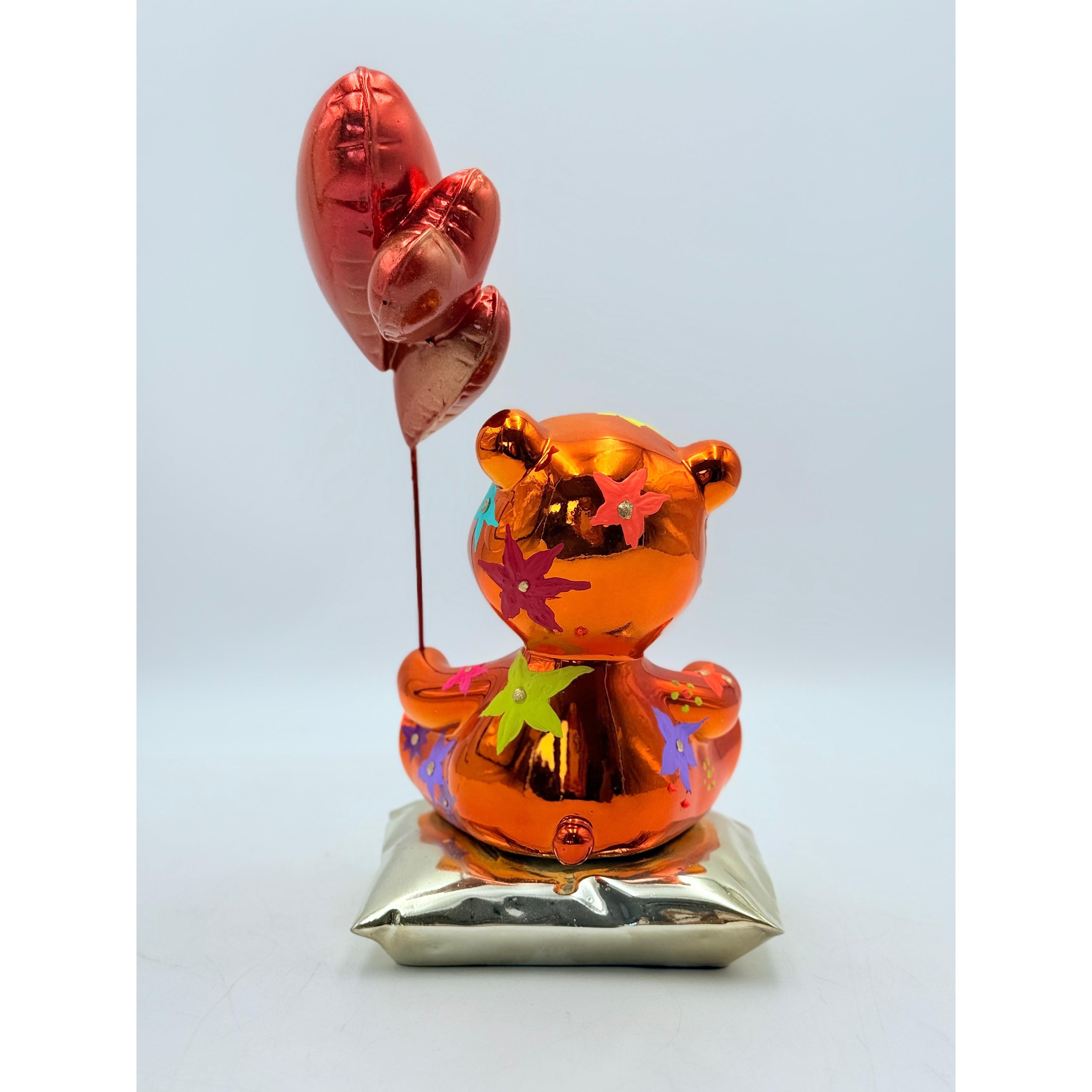 Turuncu Krom Ayı Heykeli – Kalp Balonlu Özel Tasarım