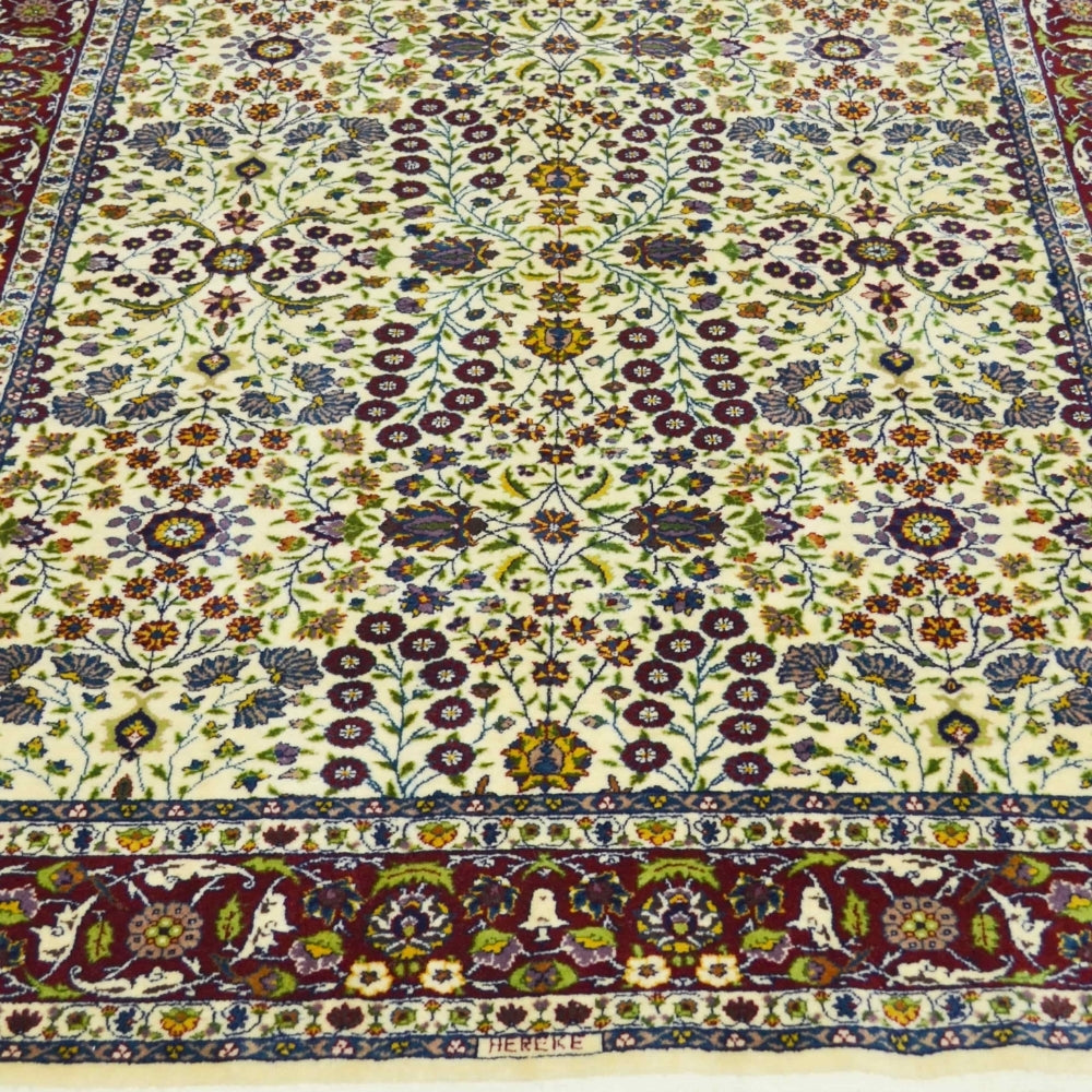 Yedi Dağın Çiçeği Desenli El Dokuma Hereke Halısı