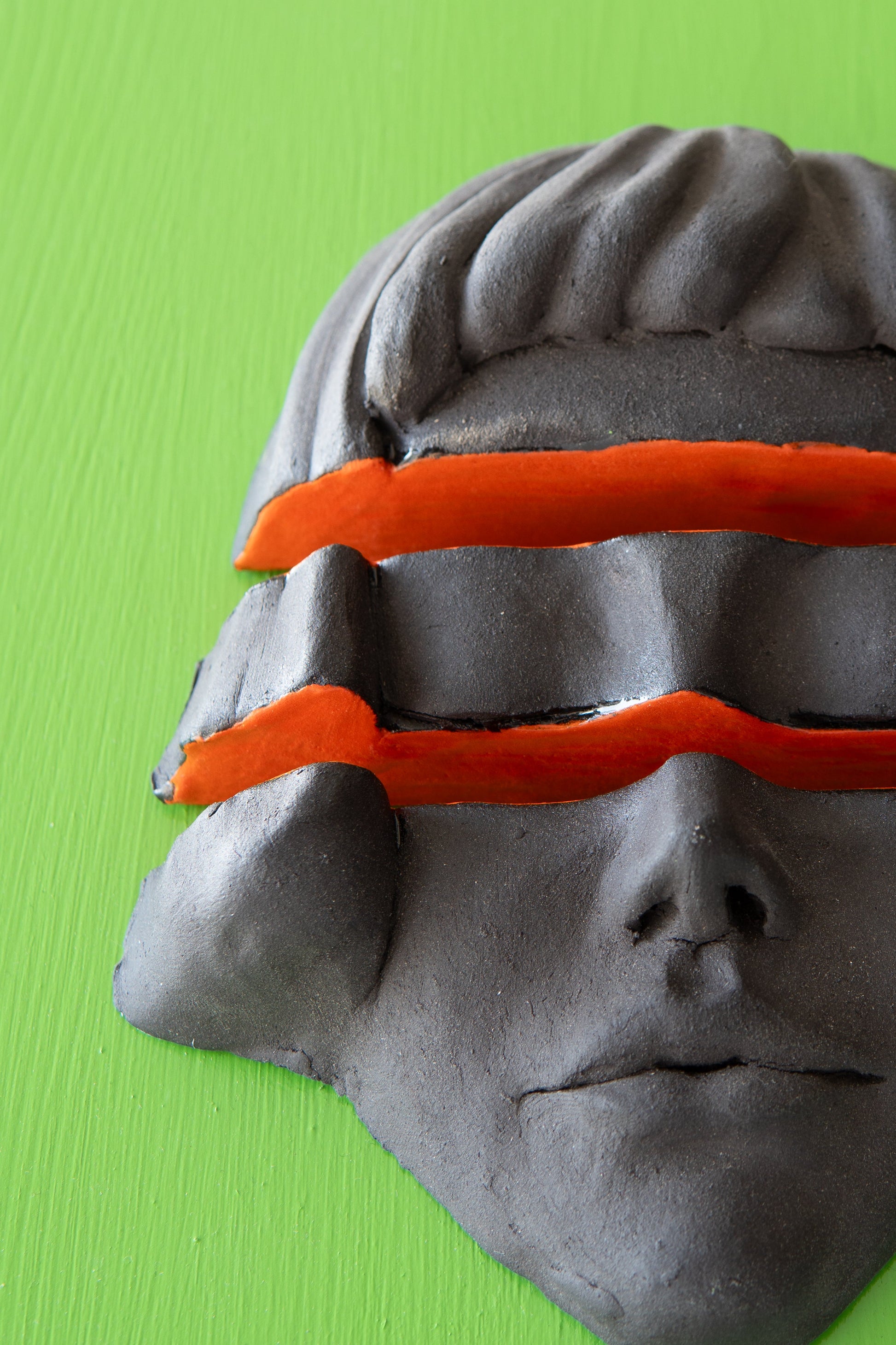 Yeşil ÇerçeVe ve Turuncu Detaylı Seramik Heykel