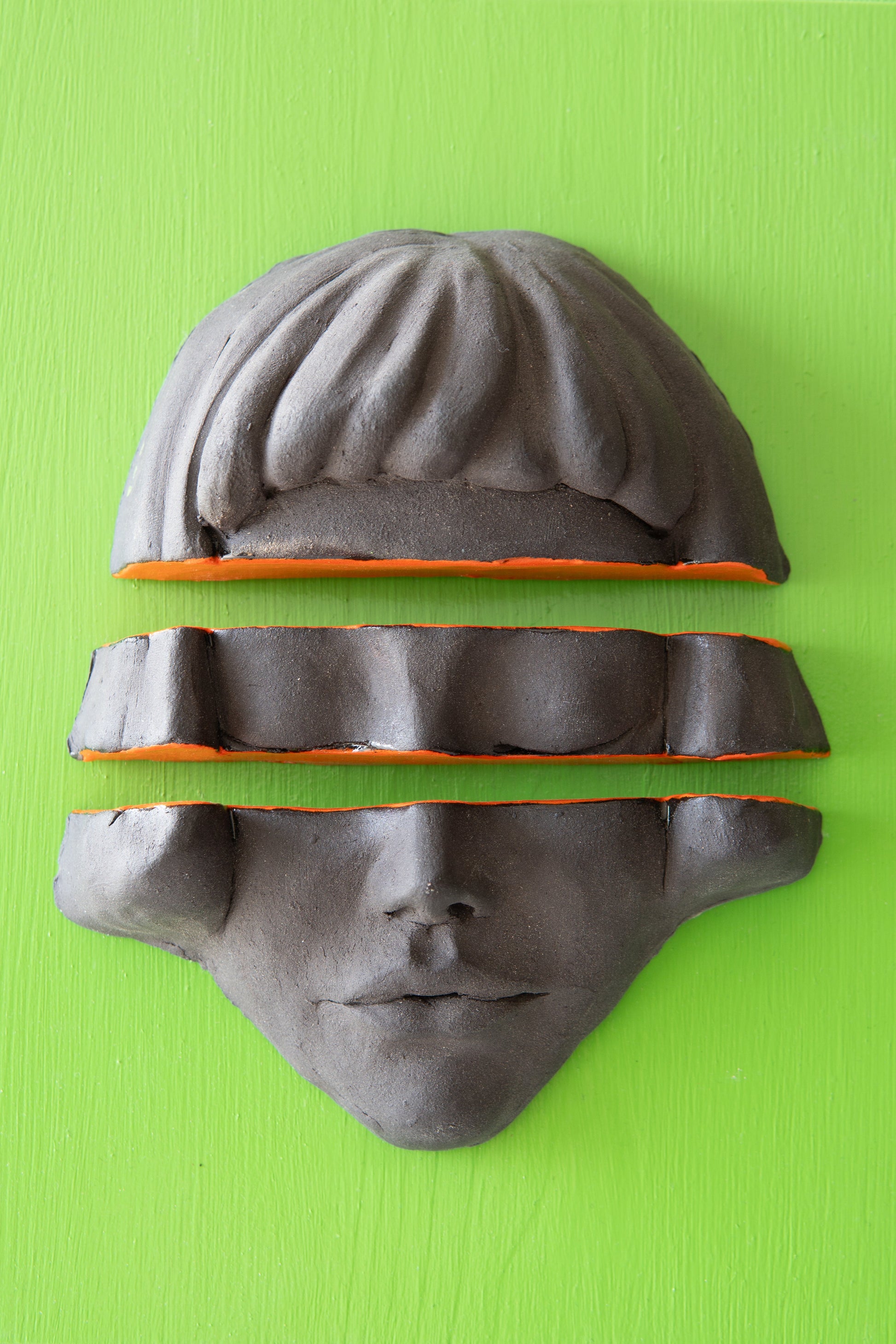 Yeşil ÇerçeVe ve Turuncu Detaylı Seramik Heykel