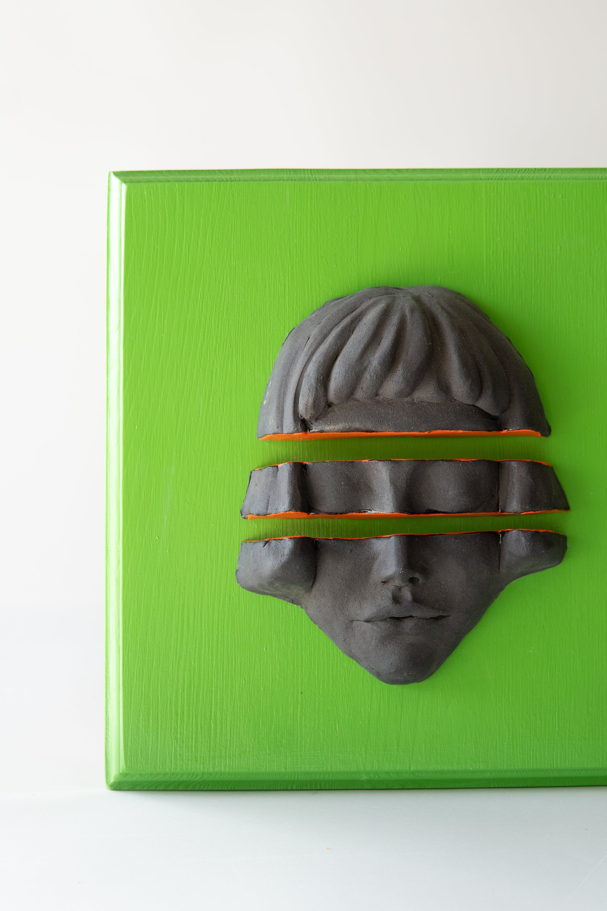 Yeşil ÇerçeVe ve Turuncu Detaylı Seramik Heykel