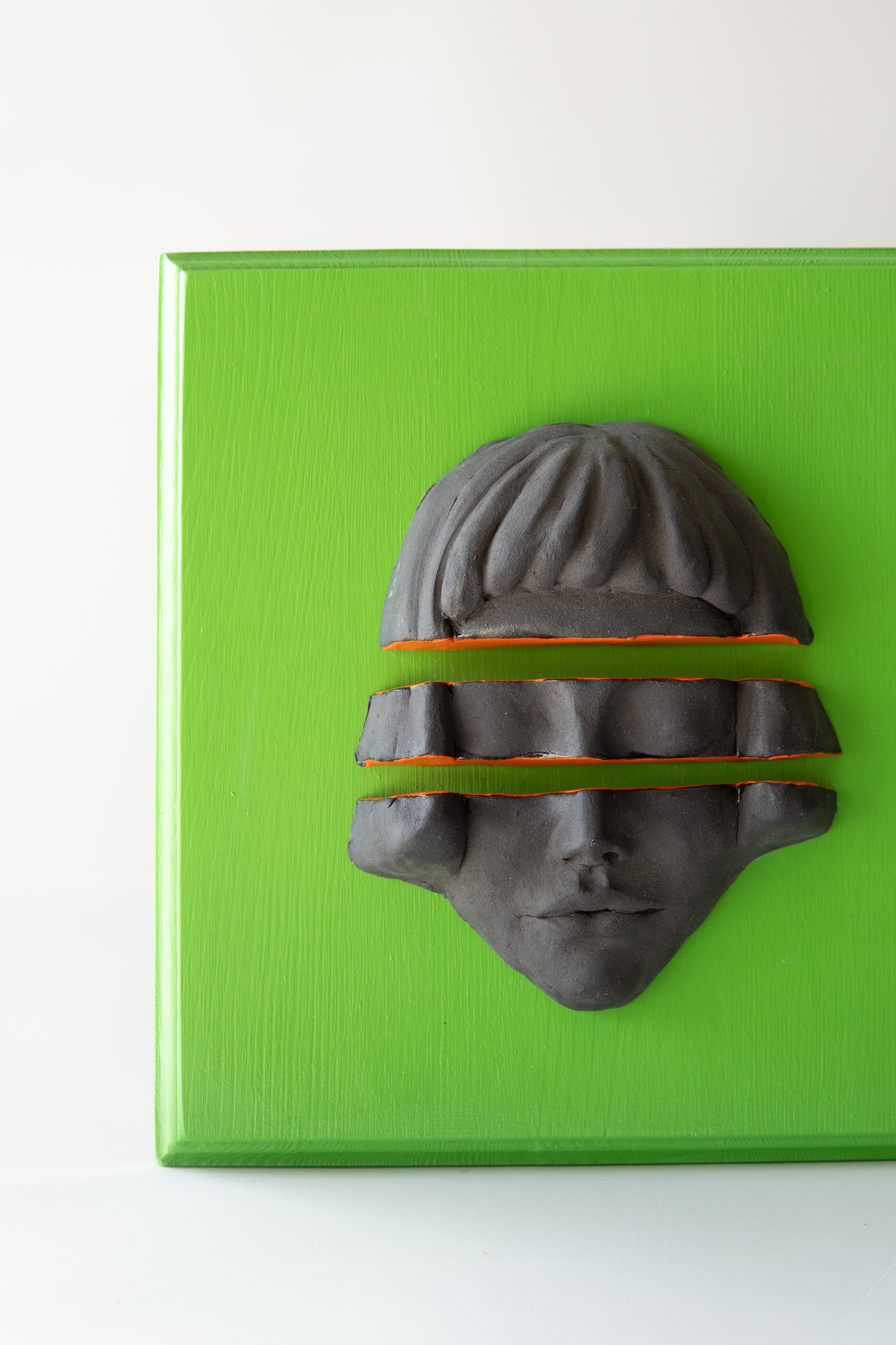 Yeşil ÇerçeVe ve Turuncu Detaylı Seramik Heykel