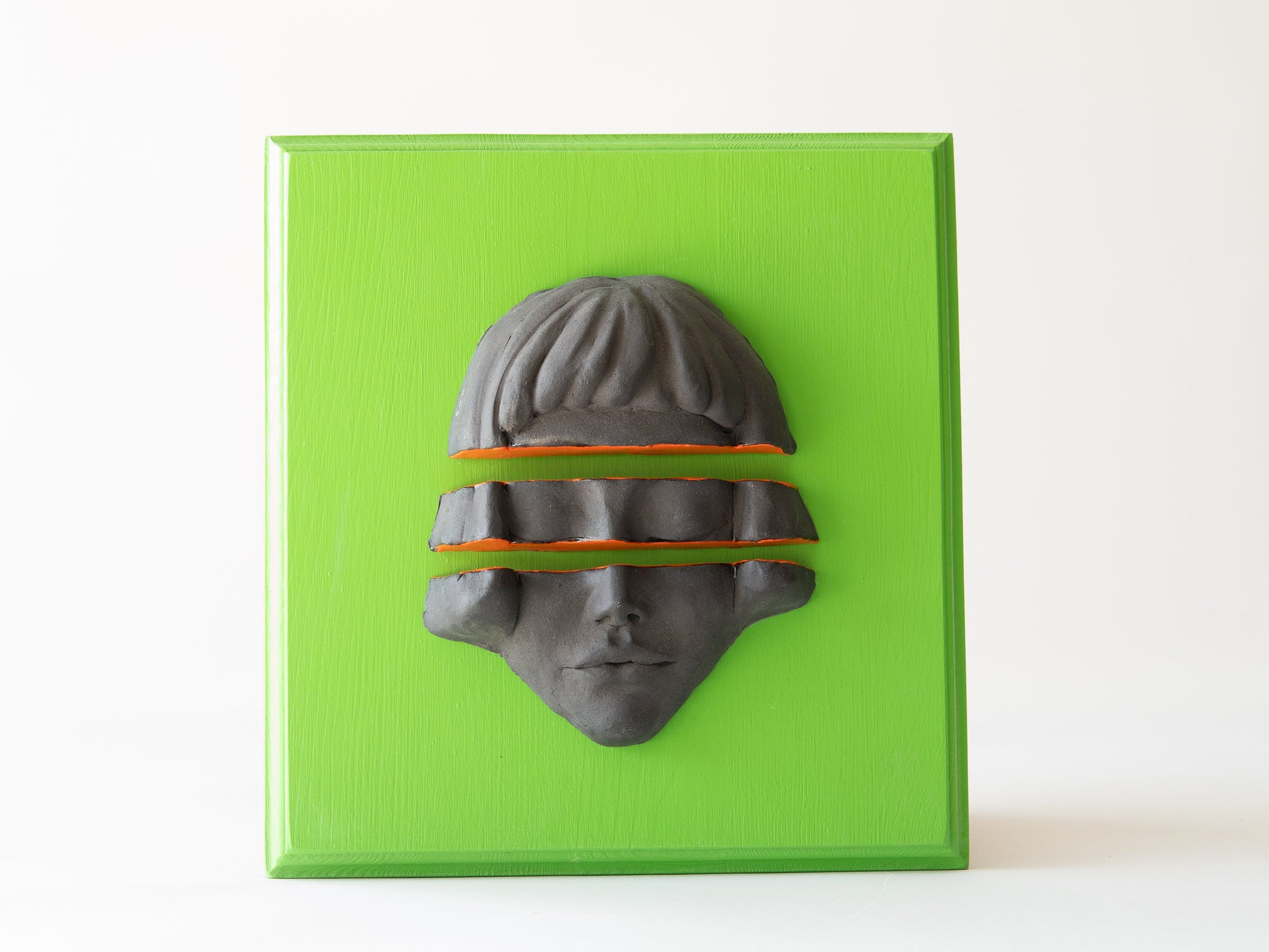 Yeşil ÇerçeVe ve Turuncu Detaylı Seramik Heykel