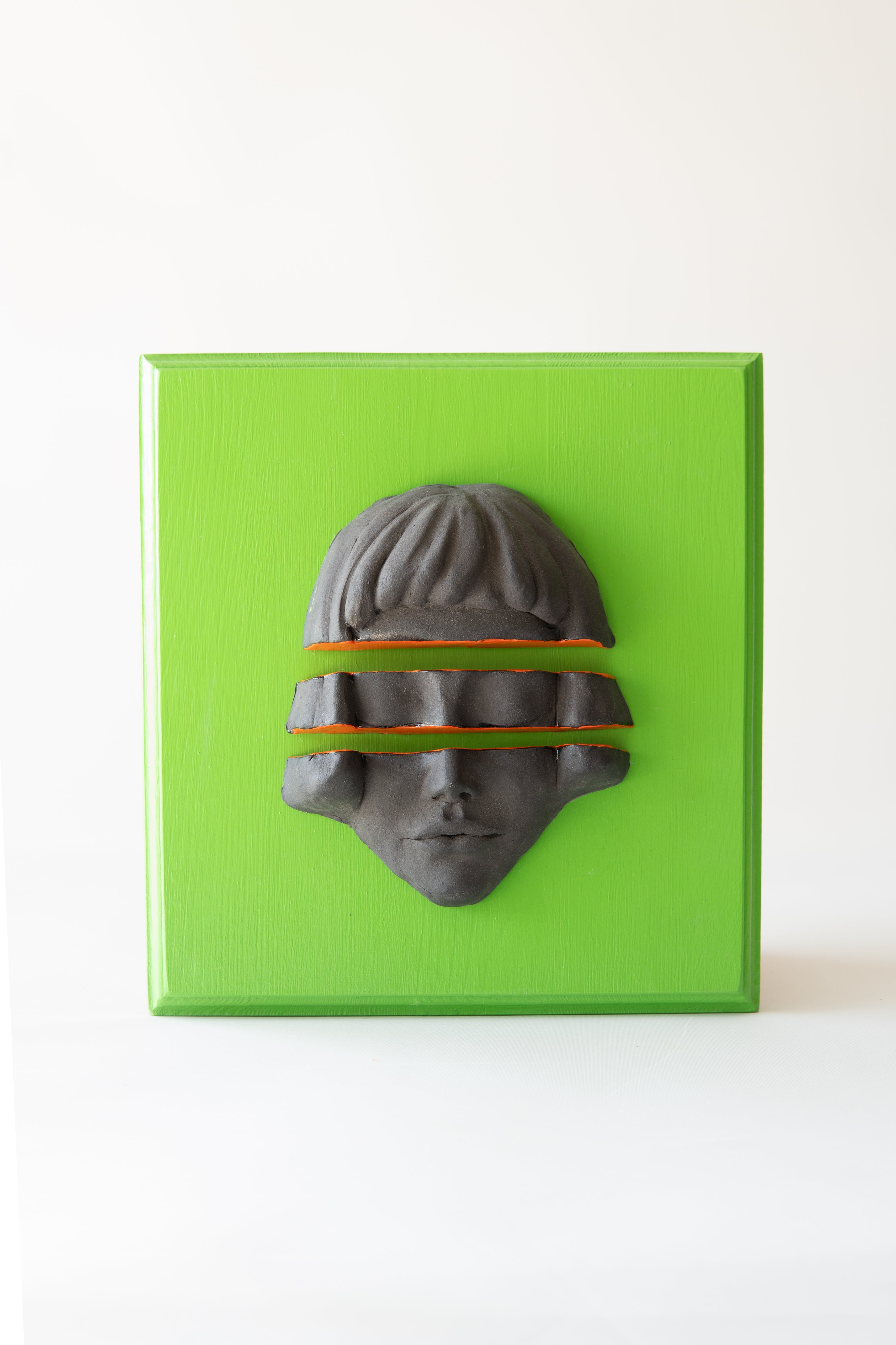 Yeşil ÇerçeVe ve Turuncu Detaylı Seramik Heykel