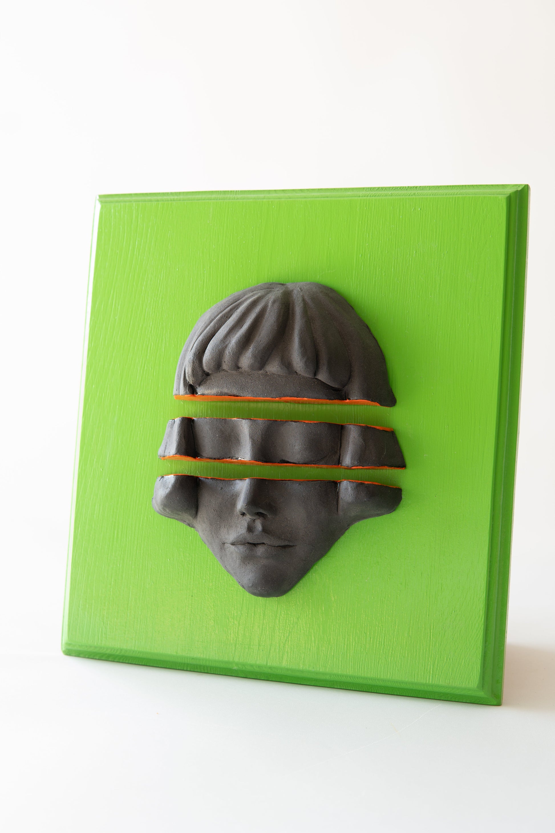 Yeşil ÇerçeVe ve Turuncu Detaylı Seramik Heykel