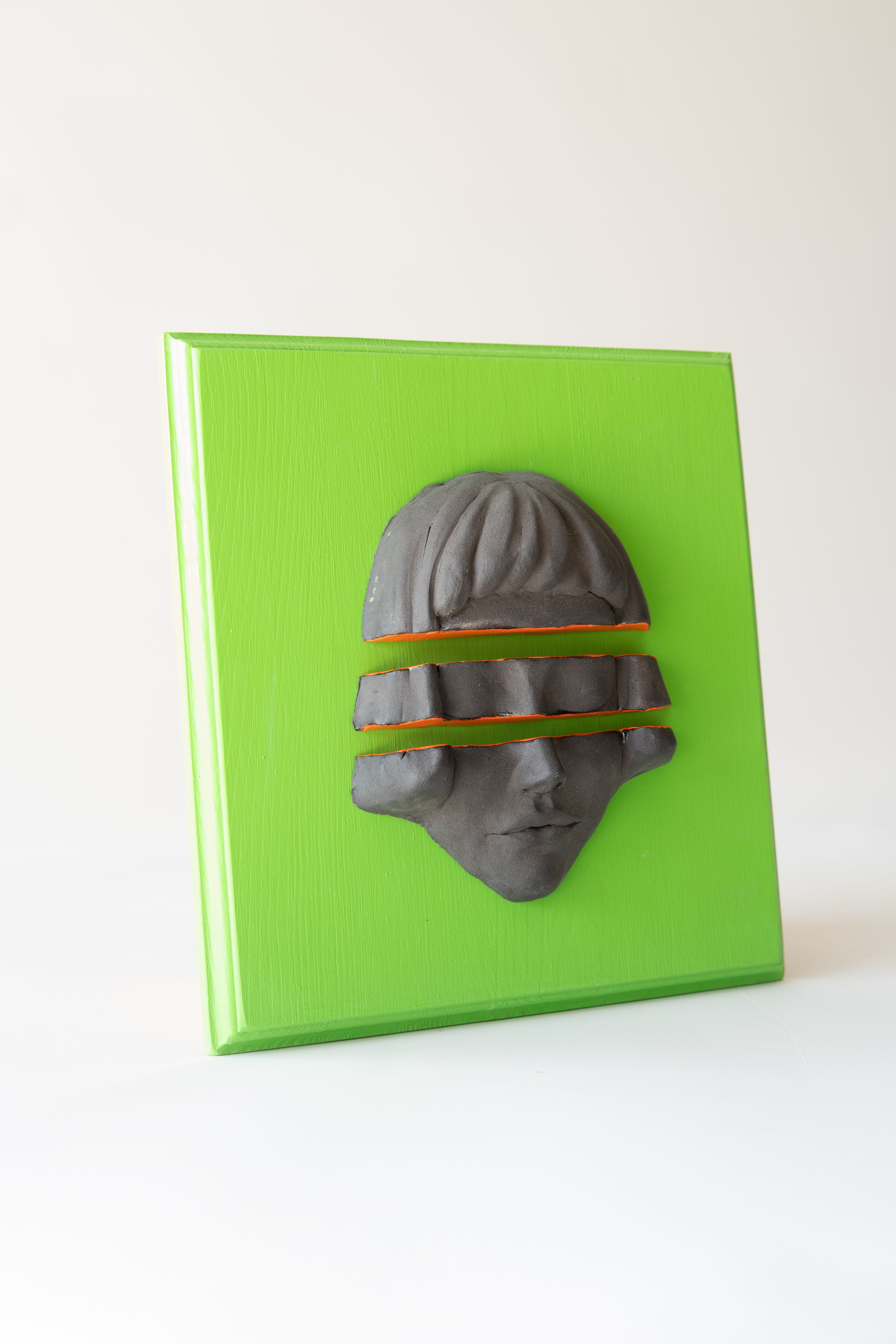 Yeşil ÇerçeVe ve Turuncu Detaylı Seramik Heykel