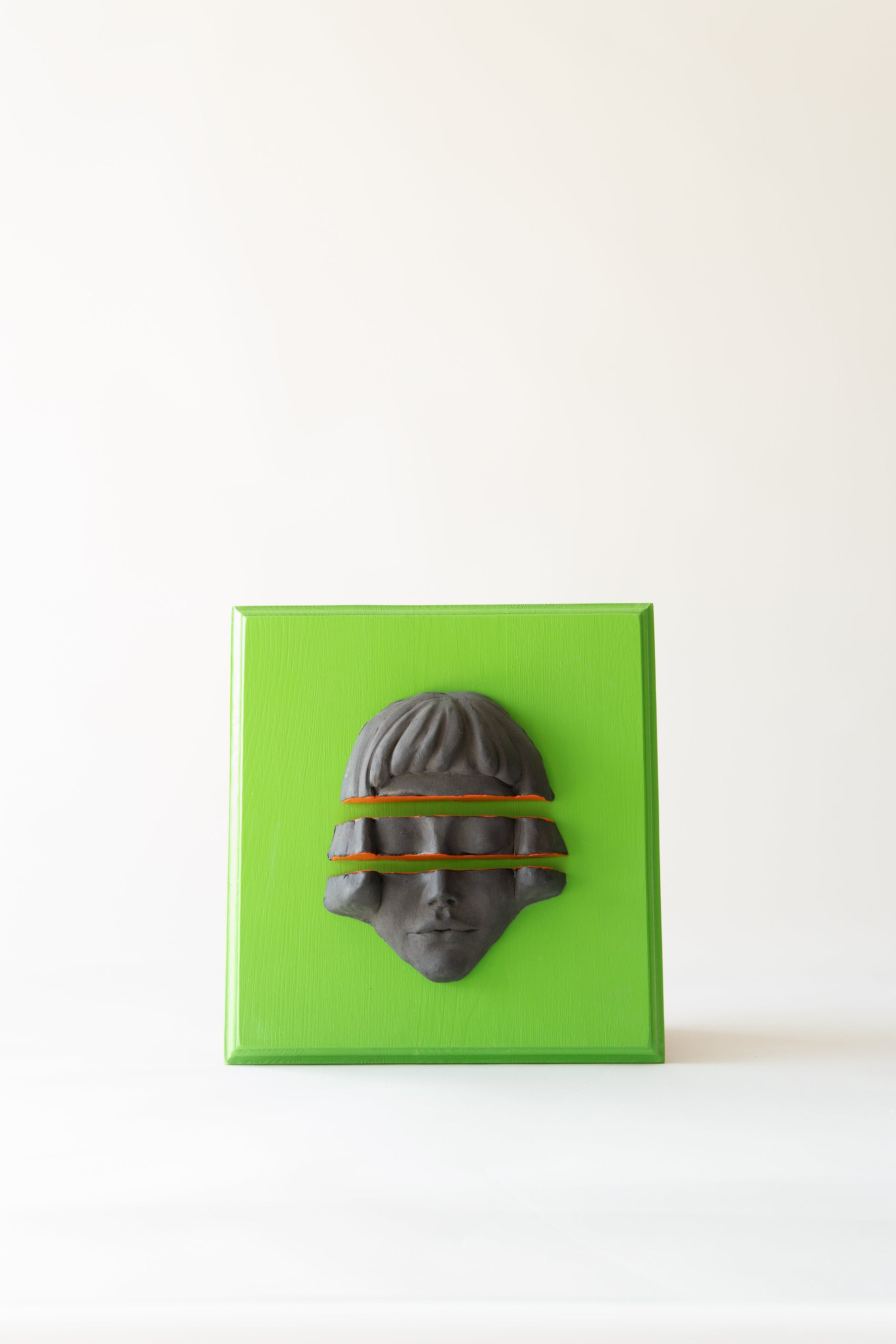 Yeşil ÇerçeVe ve Turuncu Detaylı Seramik Heykel