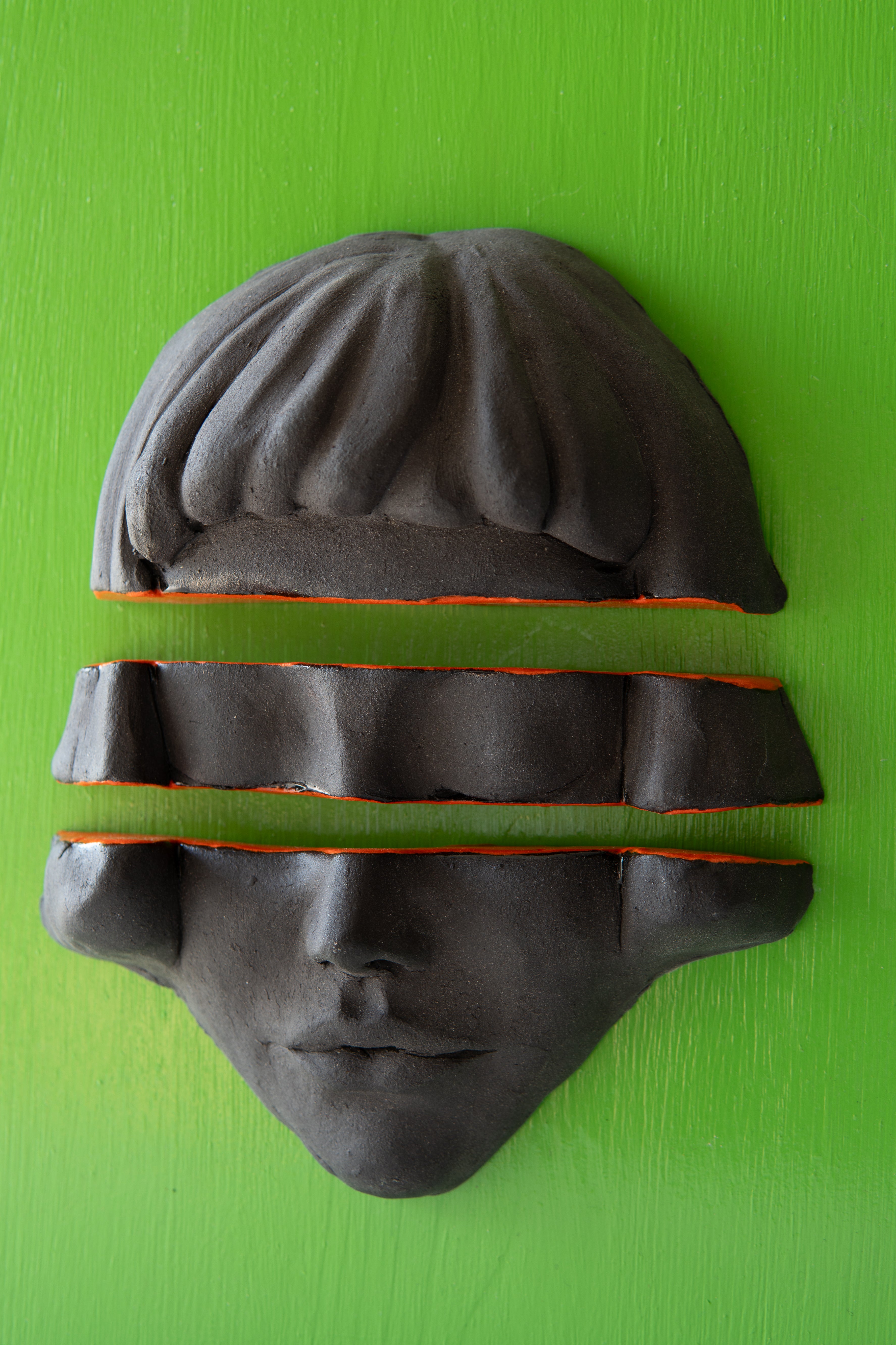 Yeşil ÇerçeVe ve Turuncu Detaylı Seramik Heykel