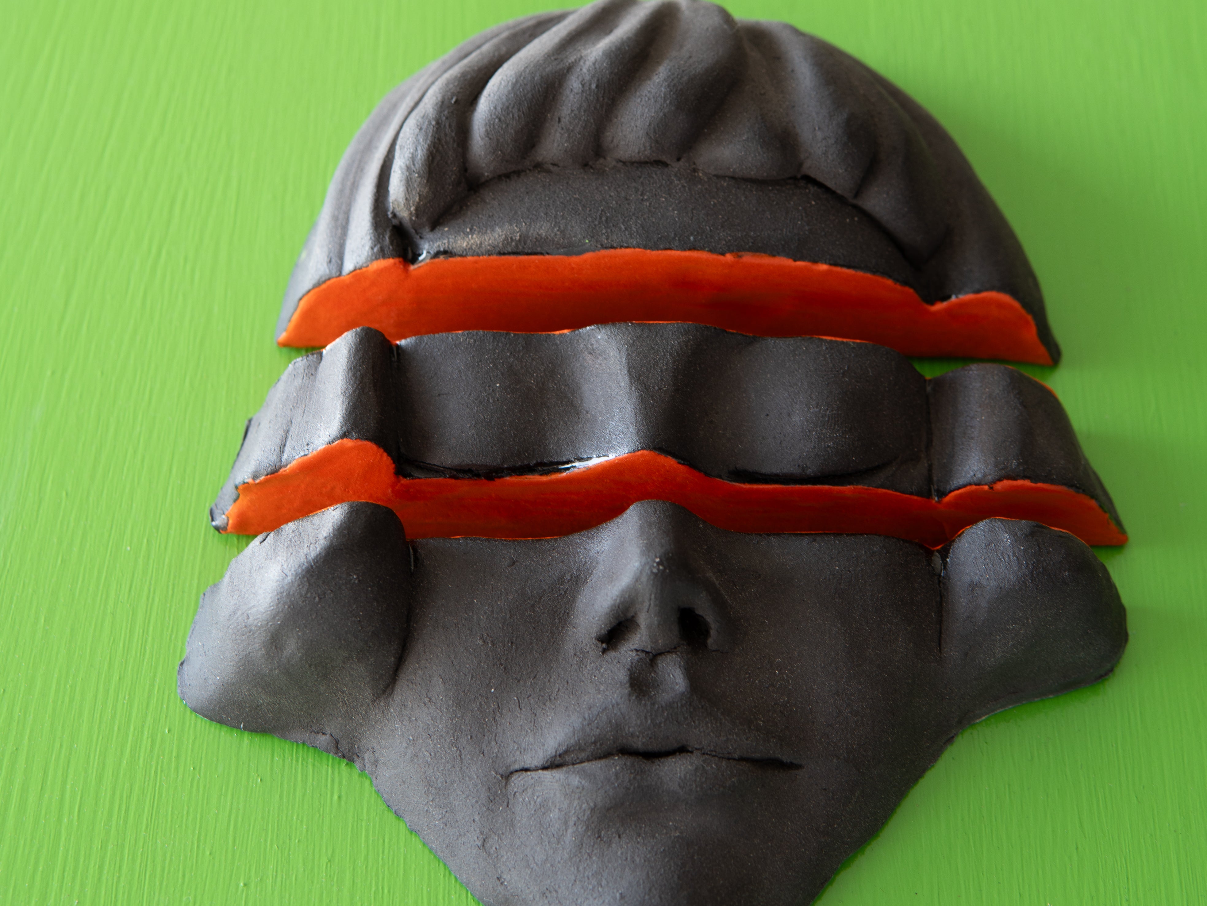 Yeşil ÇerçeVe ve Turuncu Detaylı Seramik Heykel