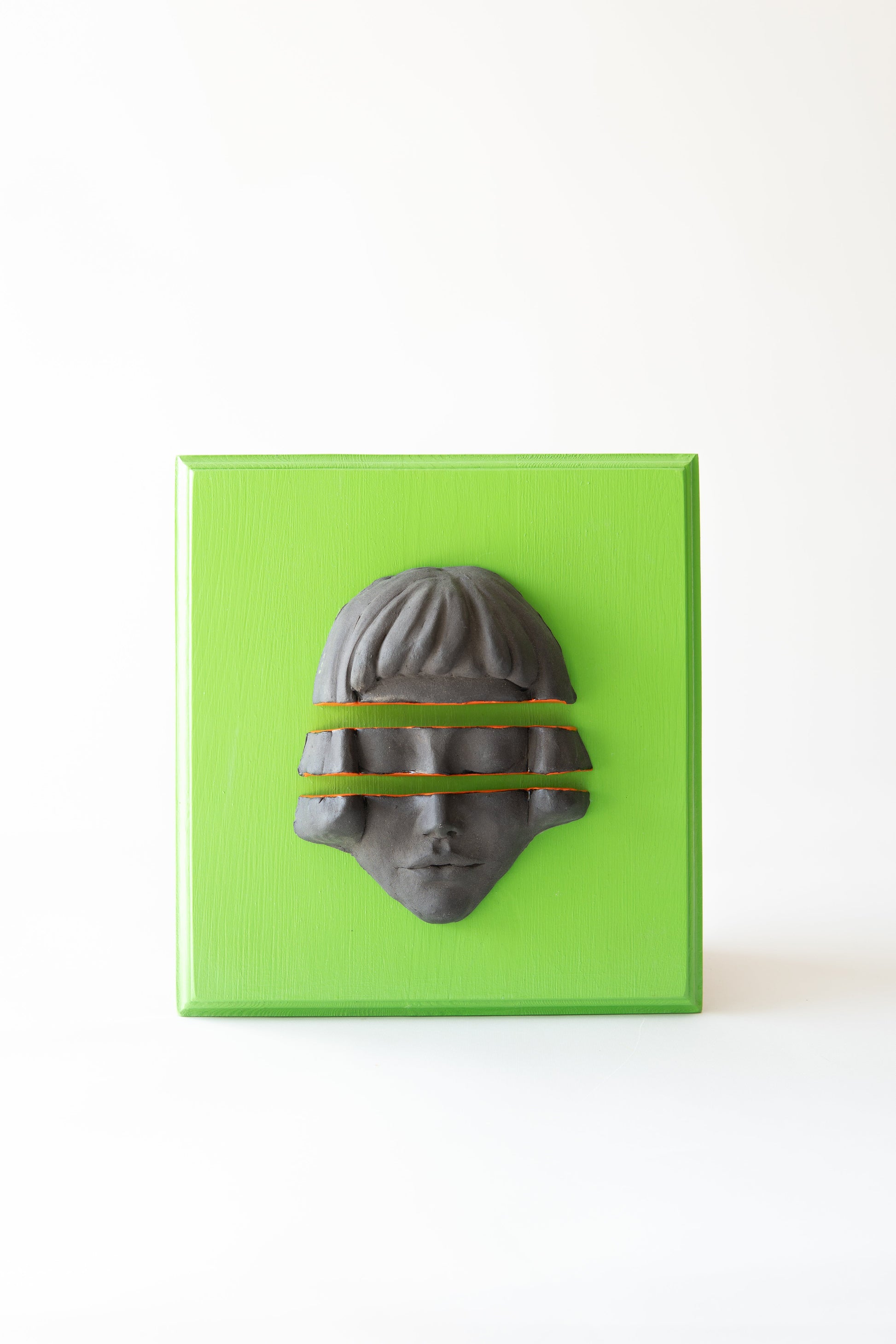 Yeşil ÇerçeVe ve Turuncu Detaylı Seramik Heykel