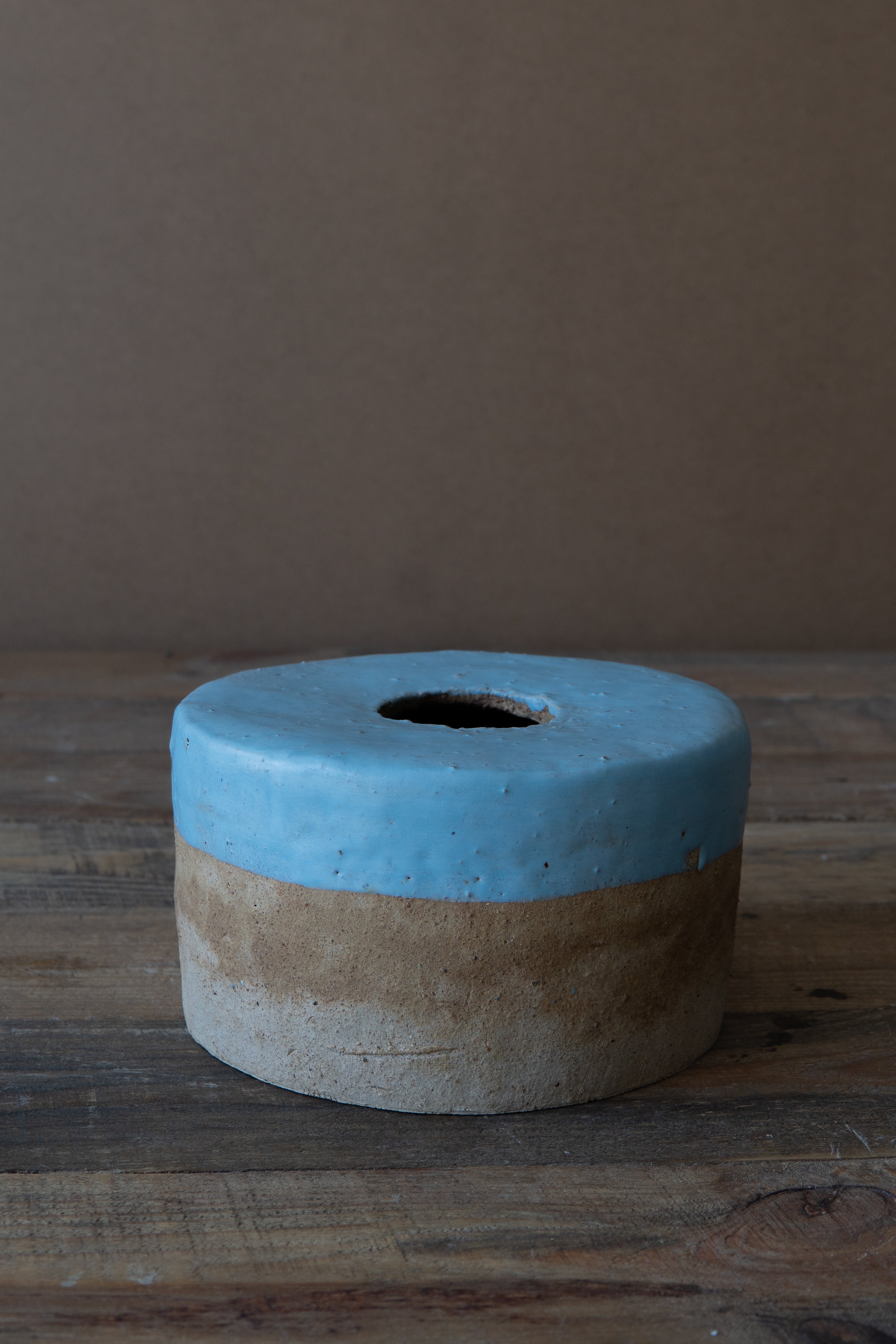 Yuvarlak Form Mat Mavi Üst Doğal Dokulu Seramik Vazo