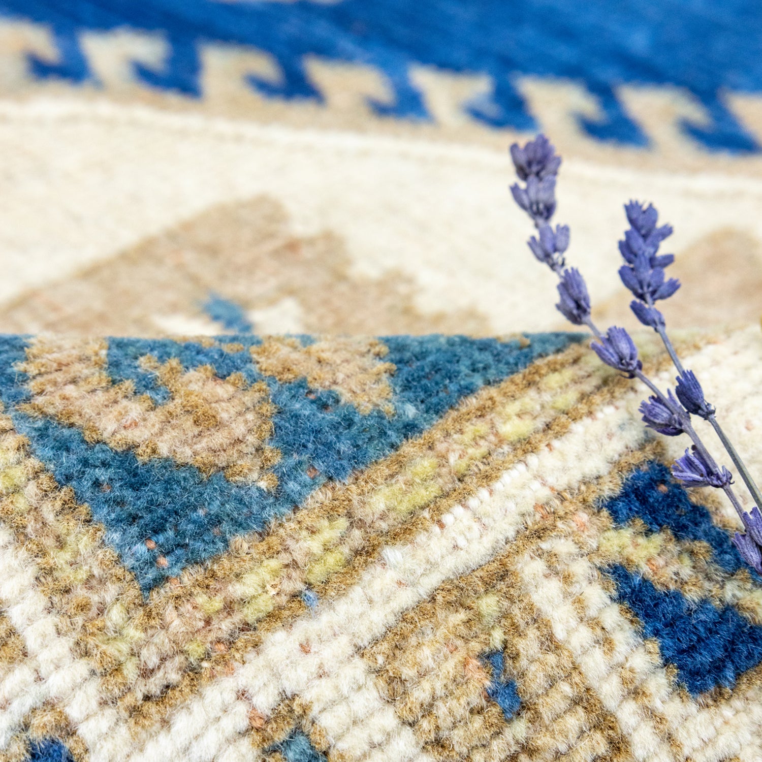 Zambak Rustik Desenli El Dokuma Yün Halı 146x201 cm-Kilim & Halı-Soho Antiq-NowShopFun