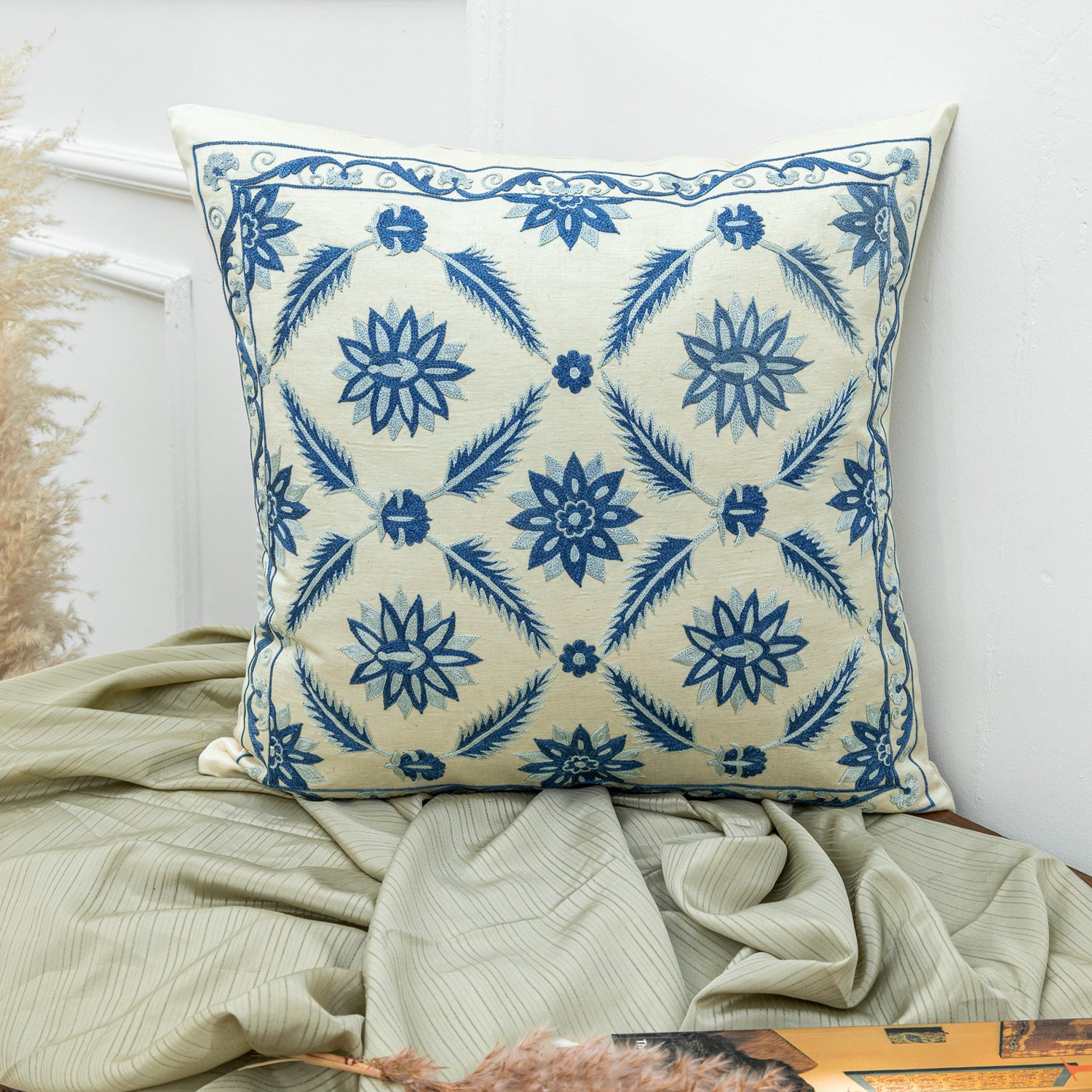 Zerfa Çiçek İşlemeli İpek Kırlent 50x50 Cm