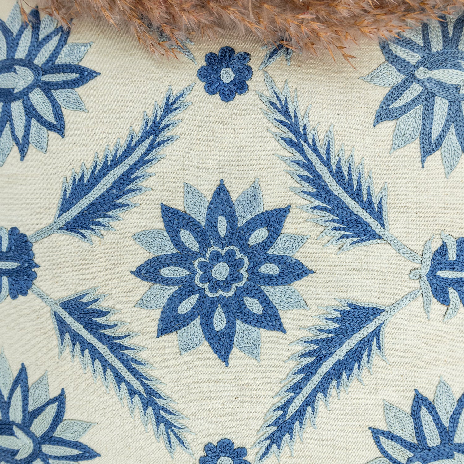 Zerfa Çiçek İşlemeli İpek Kırlent 50x50 Cm