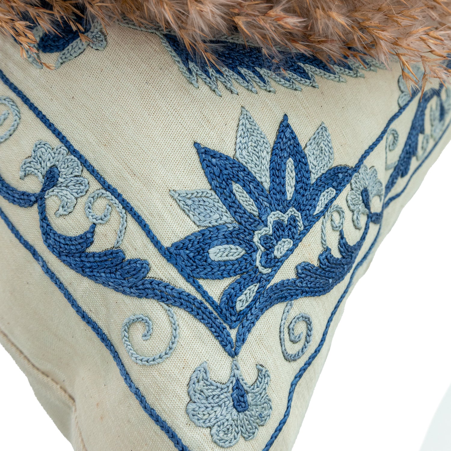 Zerfa Çiçek İşlemeli İpek Kırlent 50x50 Cm