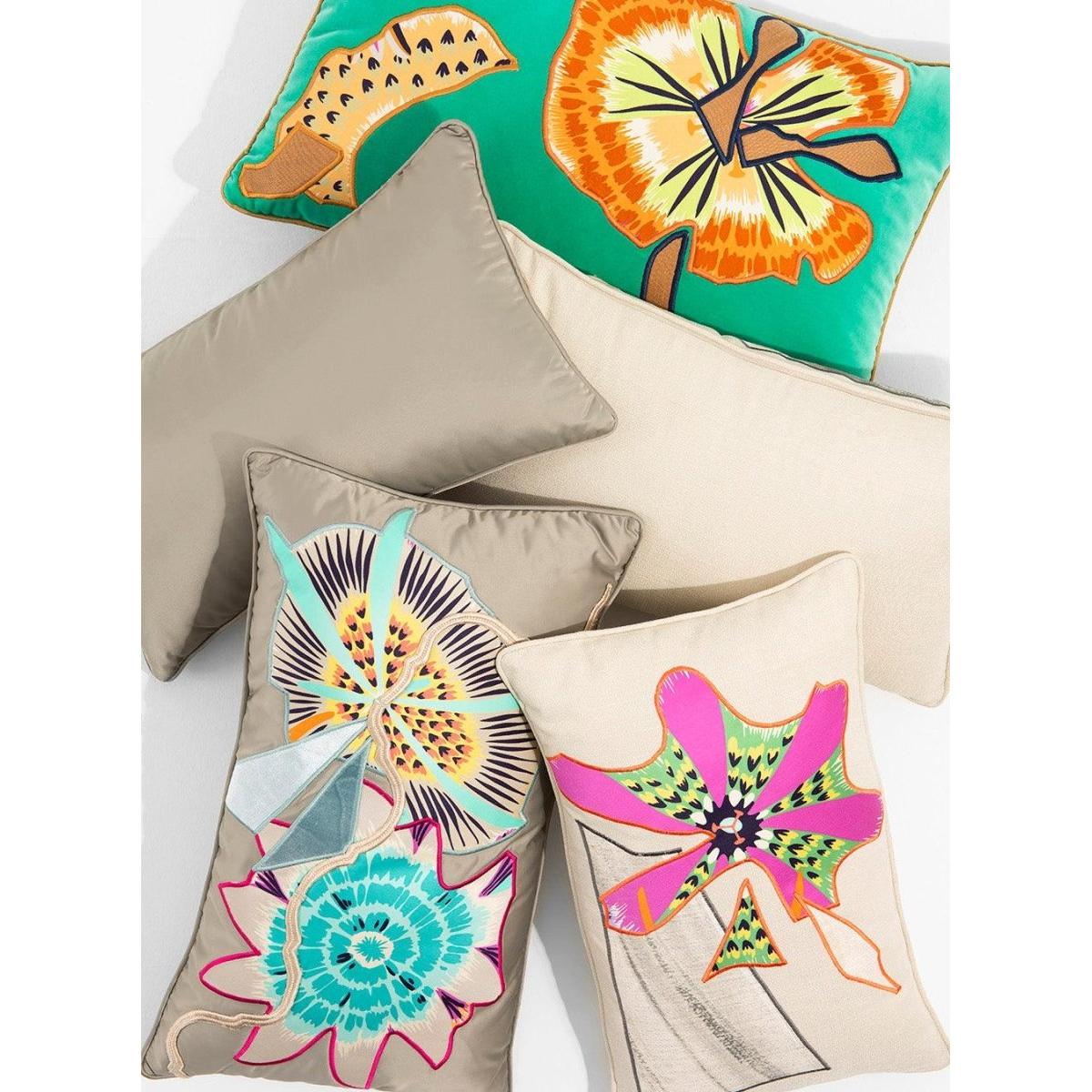 Aplik Detaylı Gri İpek Yastık