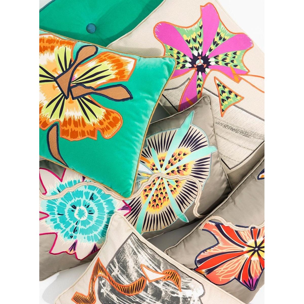 Aplik Detaylı Gri İpek Yastık