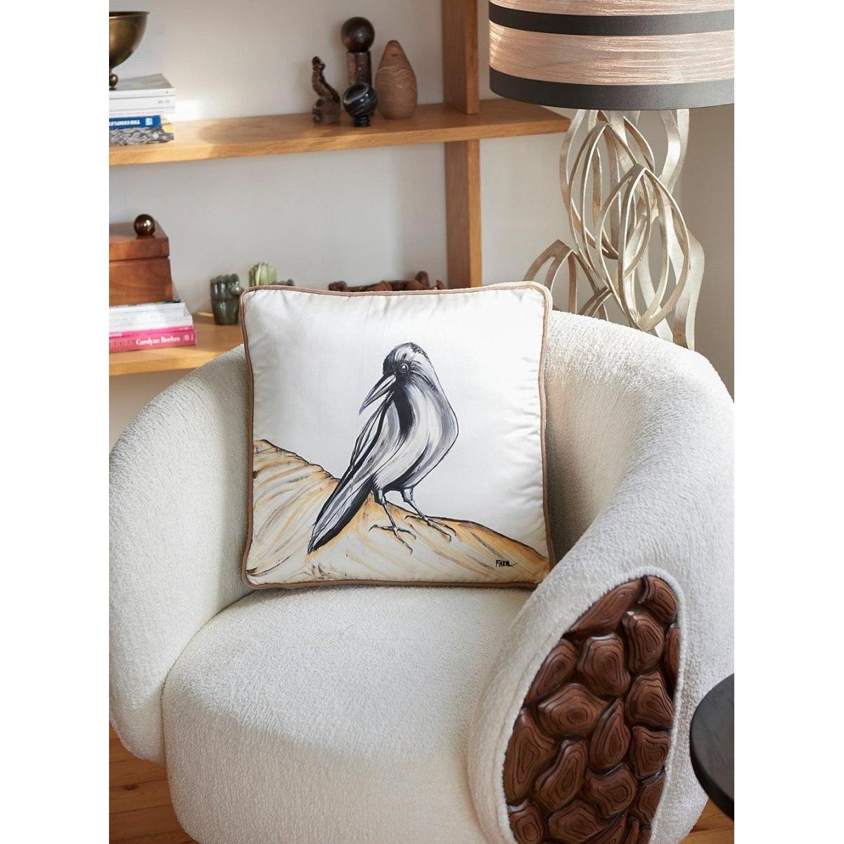 Kuzgun İpek Üzerine El Boyaması Yastık