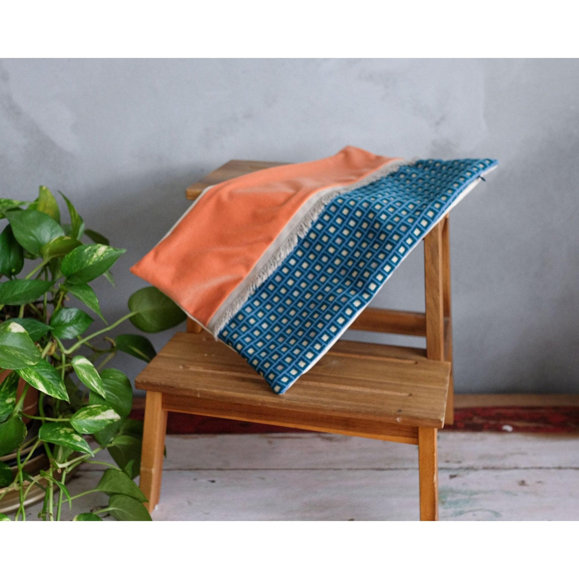 Somon & Petrol Mavisi Özel Tasarım Yastık Kılıfı