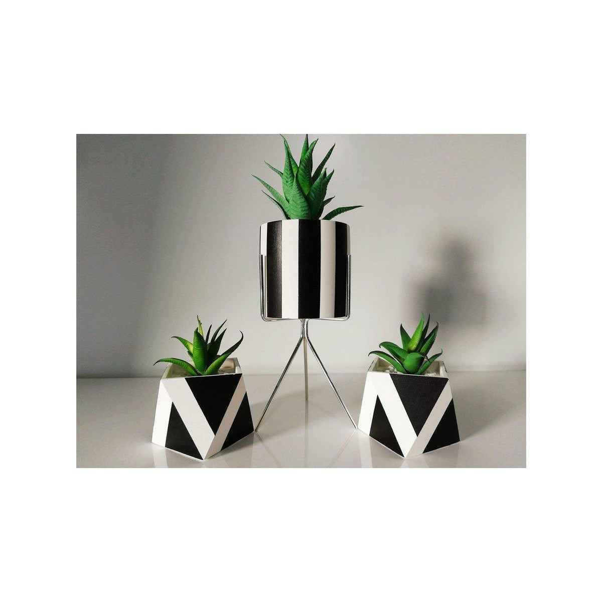 Stripe Metal Ayaklı Çiçekli Üçlü Dekoratif Beton Saksı Seti