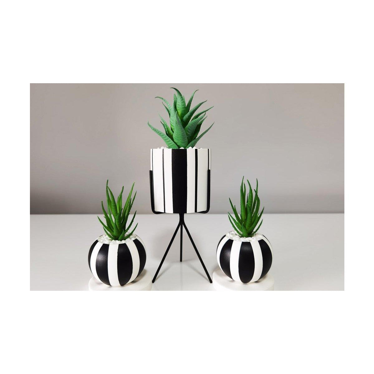 Stripe Metal Ayaklı Çiçekli Üçlü Dekoratif Beton Saksı Seti