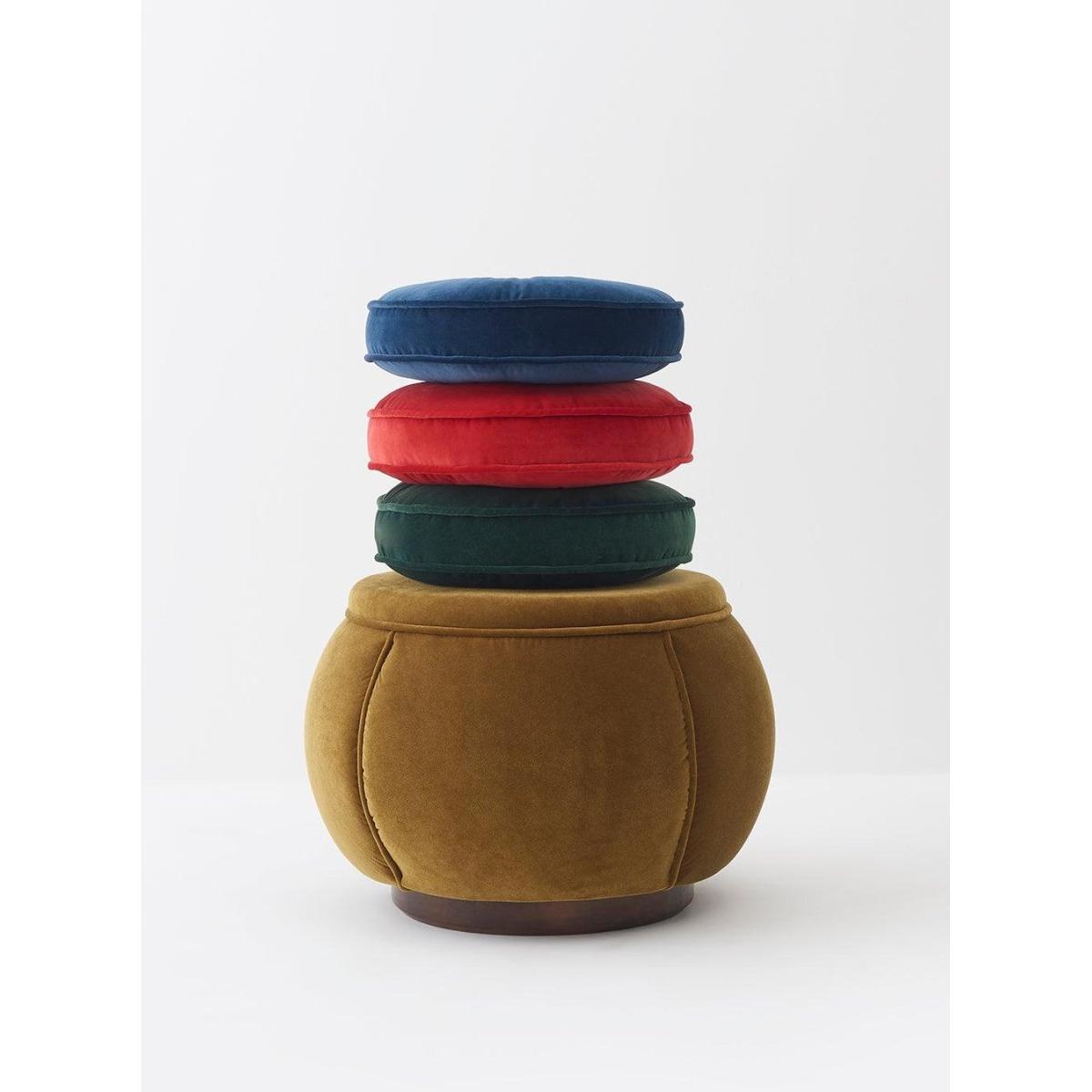 Yuvarlak Düğme Detaylı Kırmızı Kadife Kırlent