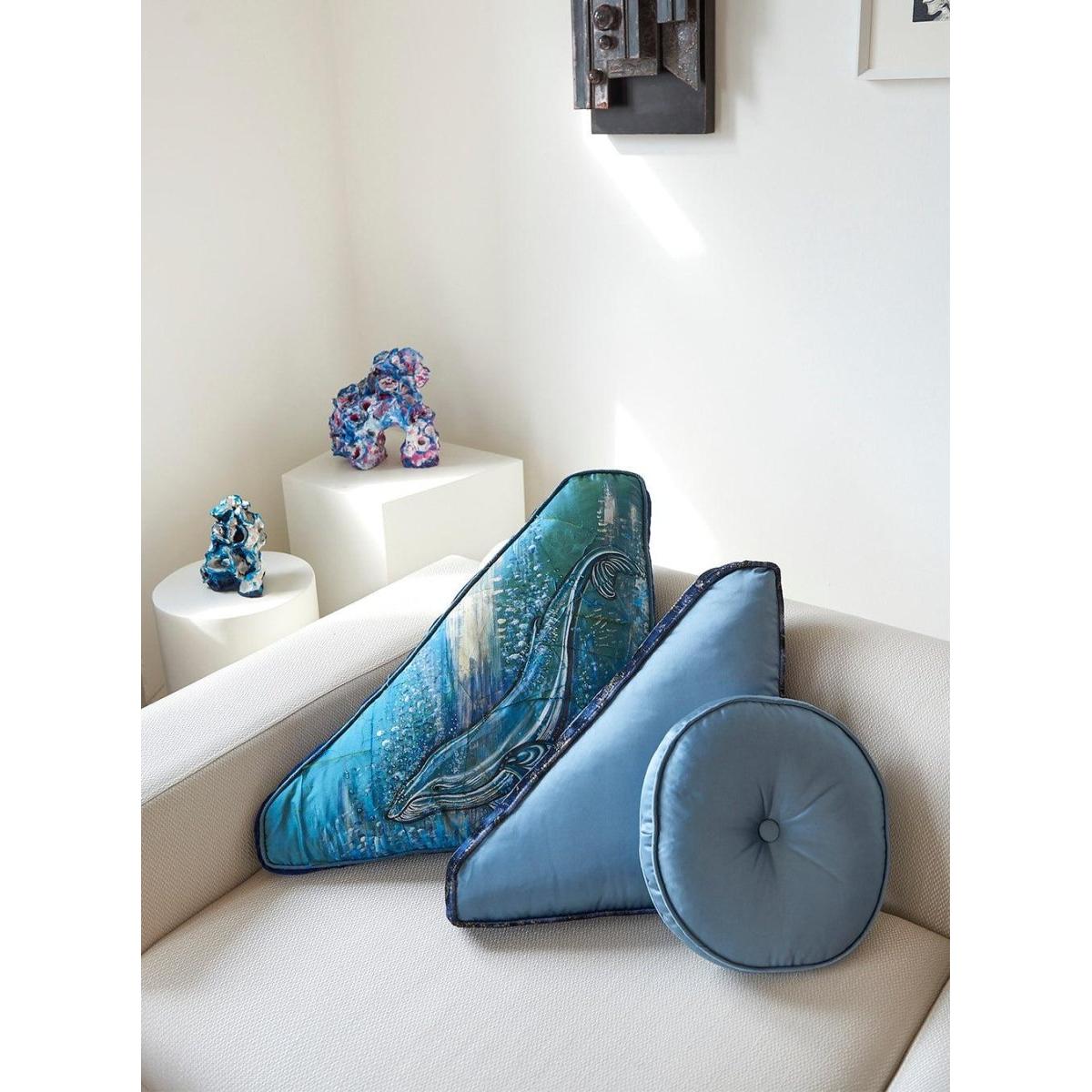 Yuvarlak Düğme Detaylı Mavi İpek Kırlent