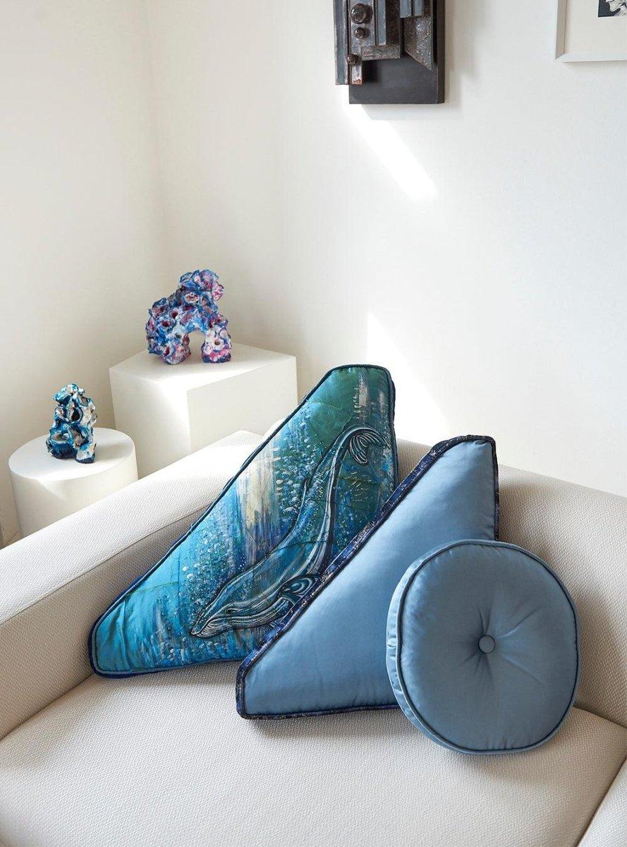 Yuvarlak Düğme Detaylı Mavi İpek Kırlent