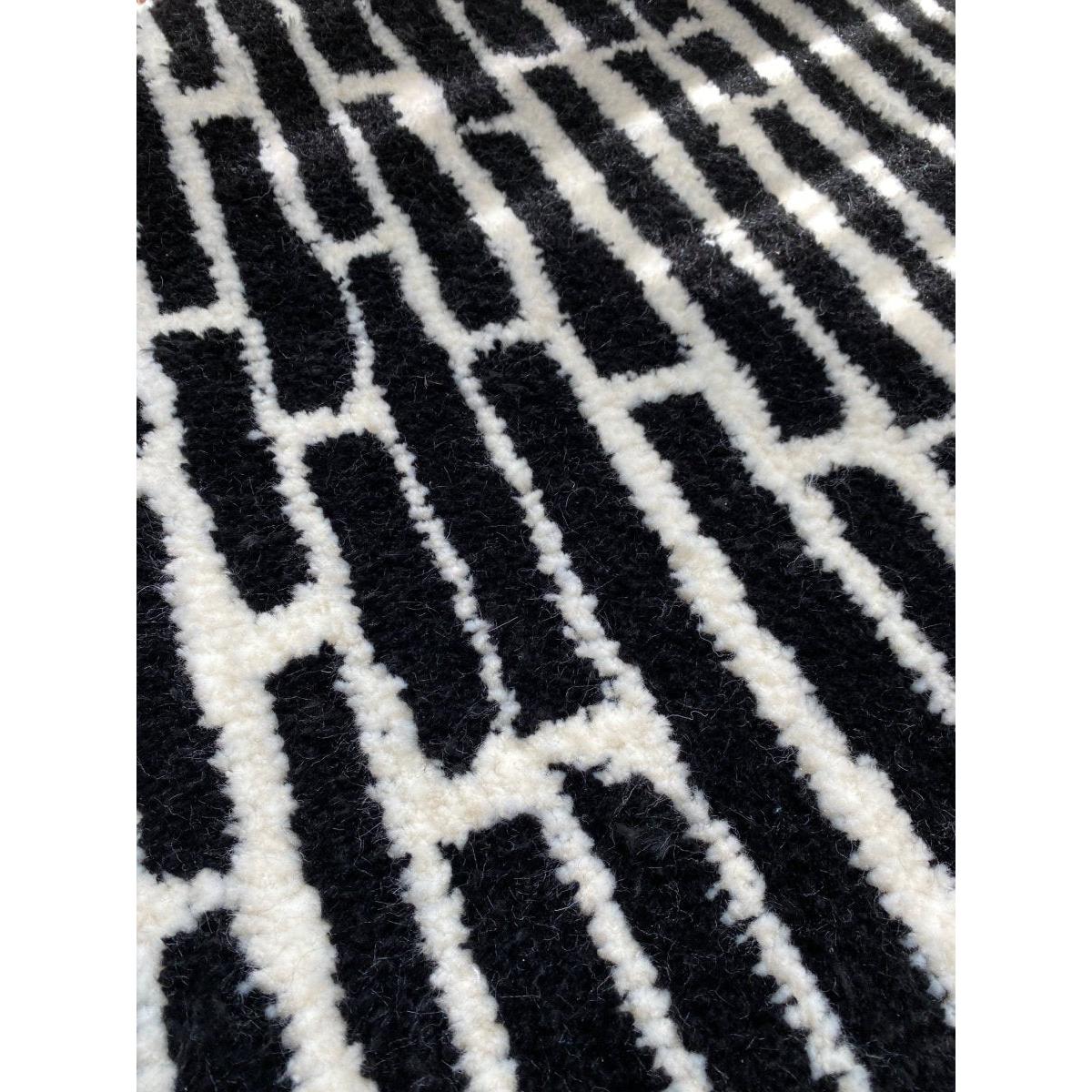 Siyah Şerit Halı