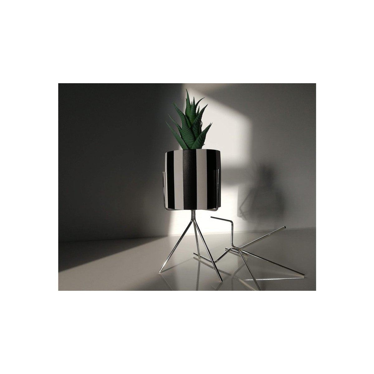 Stripe Metal Ayaklı Çiçekli Dekoratif Beton Saksı