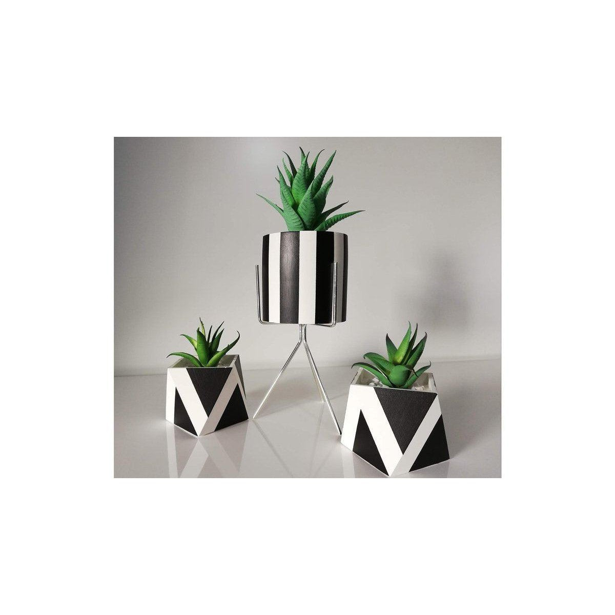 Stripe Metal Ayaklı Çiçekli Üçlü Dekoratif Beton Saksı Seti