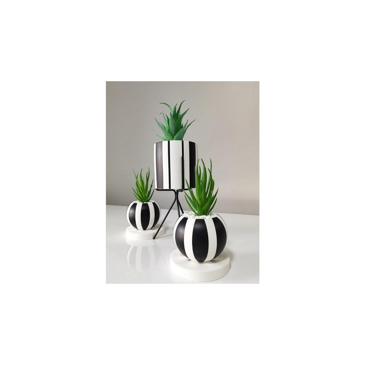 Stripe Metal Ayaklı Çiçekli Üçlü Dekoratif Beton Saksı Seti