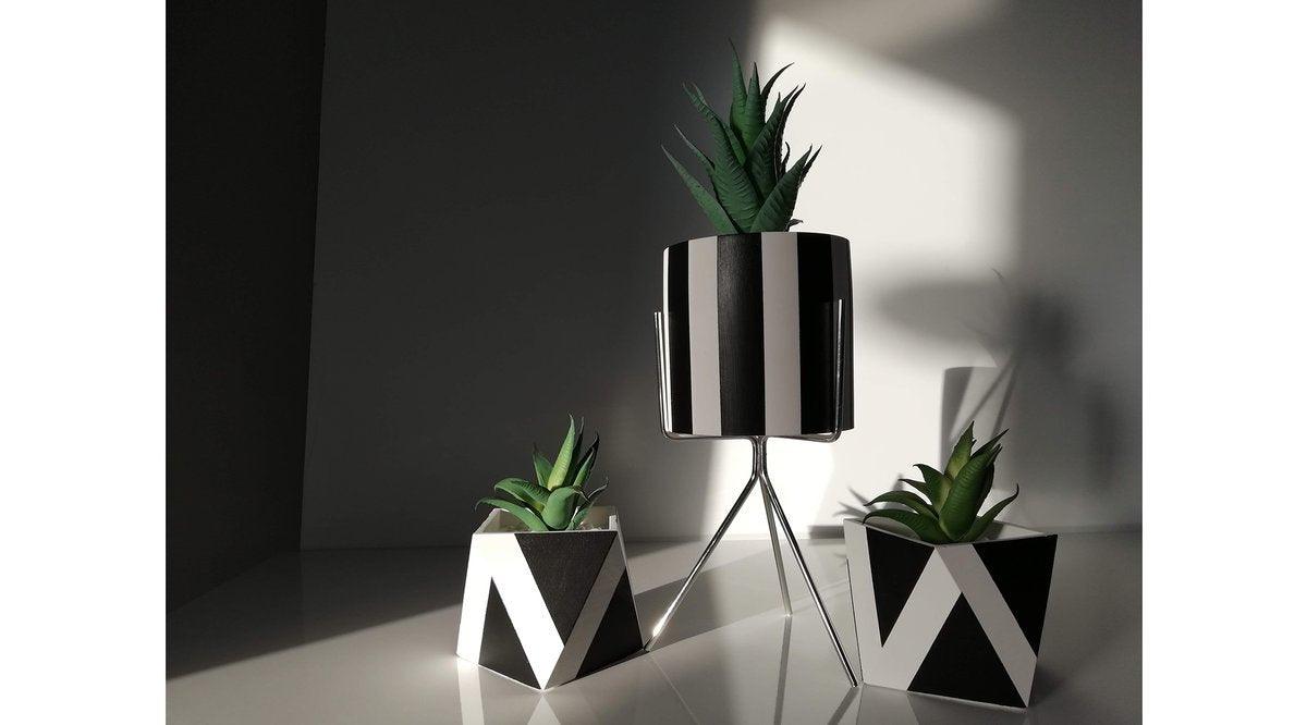Stripe Metal Ayaklı Çiçekli Üçlü Dekoratif Beton Saksı Seti