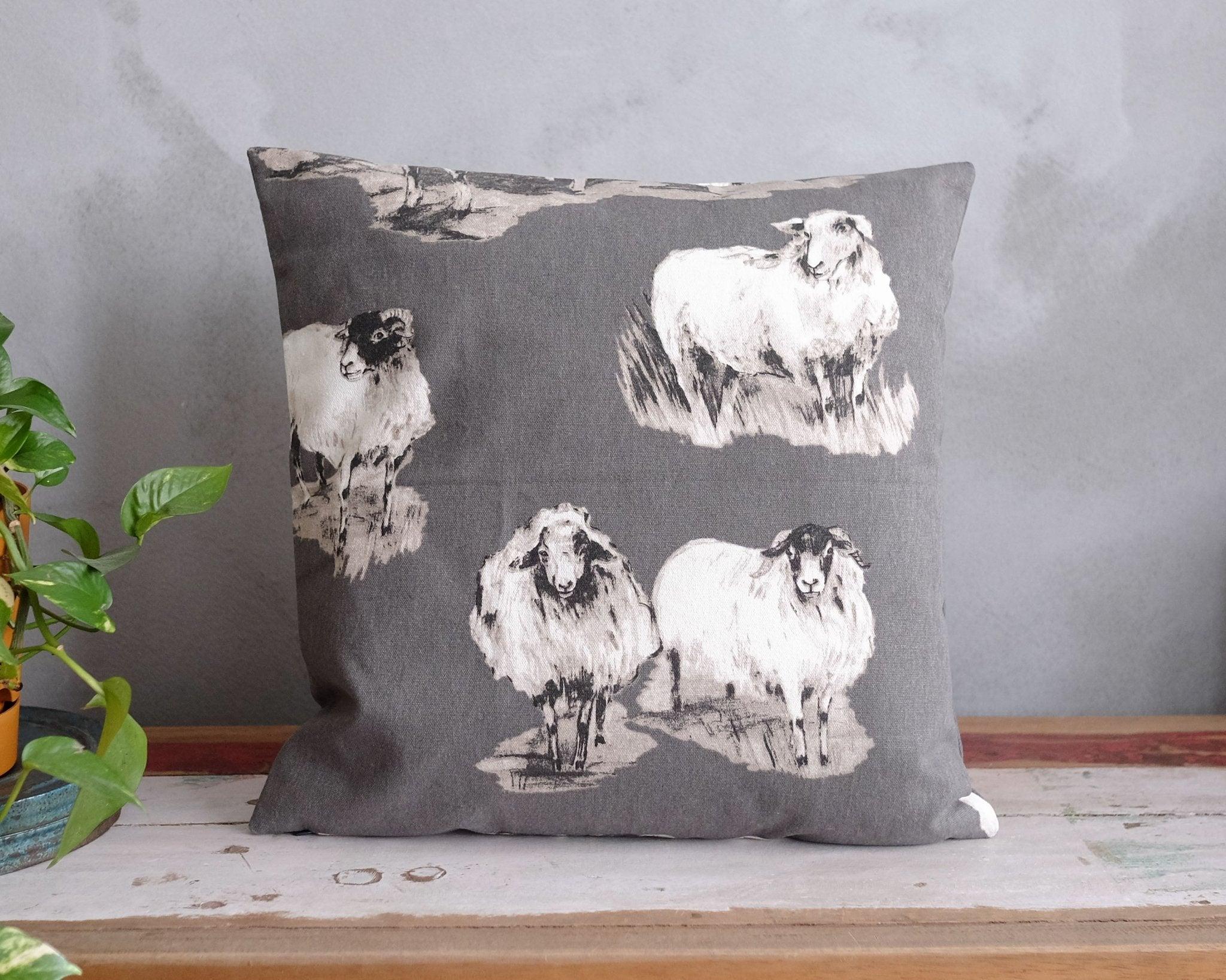 Funky Koyun Desenli Gri Kırlent Kılıfı