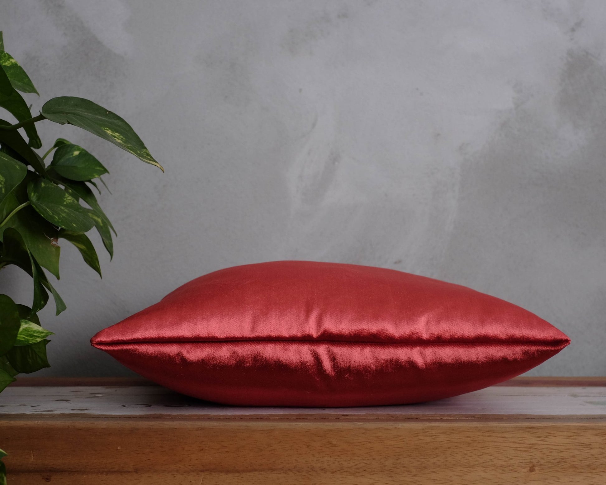 Parlak Şarap Kırmızısı Kadife Yılbaşı Yastık Kılıfı